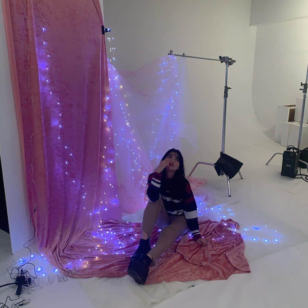 ニコ☆プチのインスタグラム：「﻿ ガーリーじゃない私服でも、全力で代役をこなしてくれるるっちゃん、最高です😁﻿ ﻿ ﻿ プチモはみんなお勉強熱心で、撮影後は自分のカットをチェックしてます📸﻿ ﻿ ﻿ ﻿ #ニコプチ﻿ #関谷瑠紀﻿ #丸山真亜弥﻿ #中山あやか」