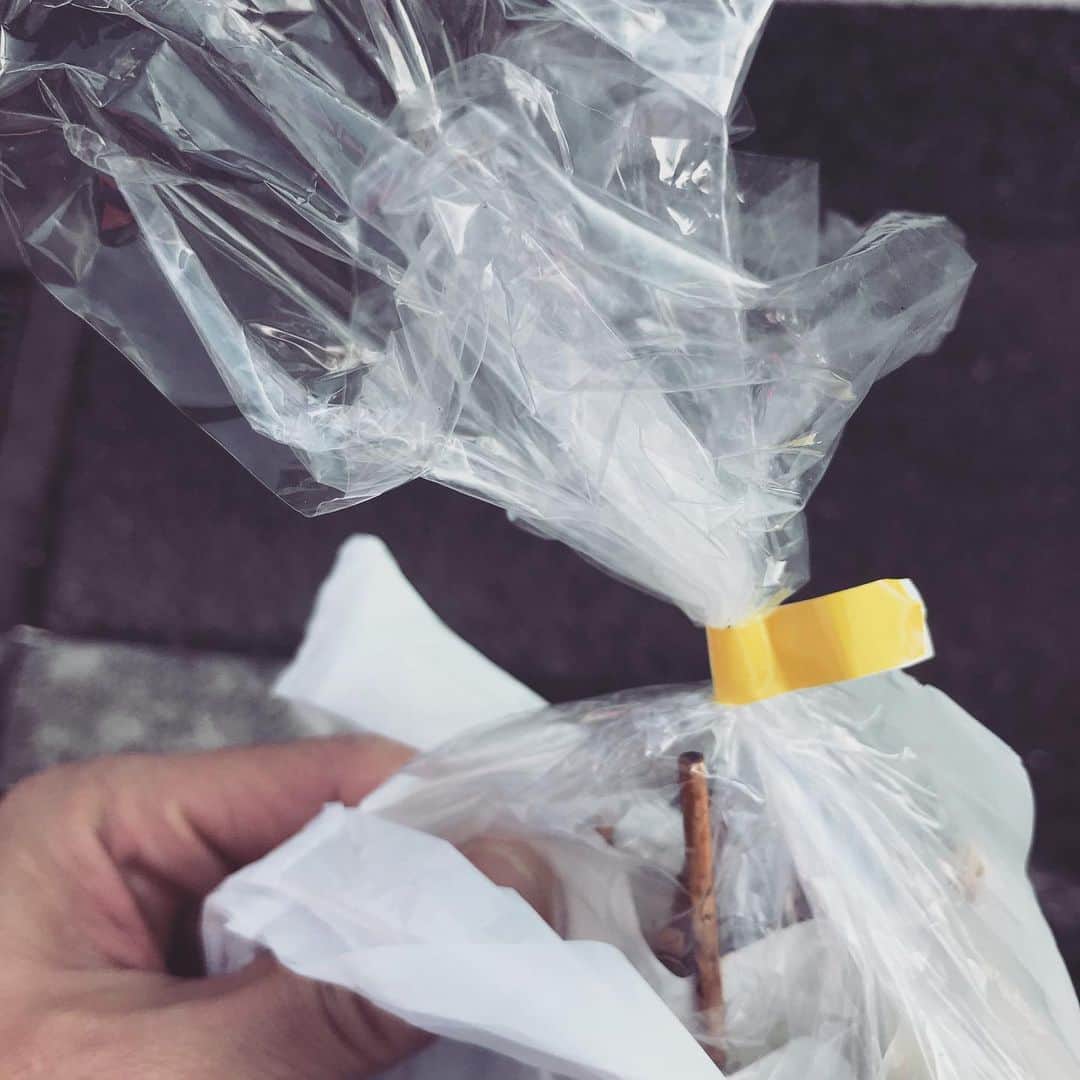宇野薫のインスタグラム：「このテープがいつも上手く取れない…。」