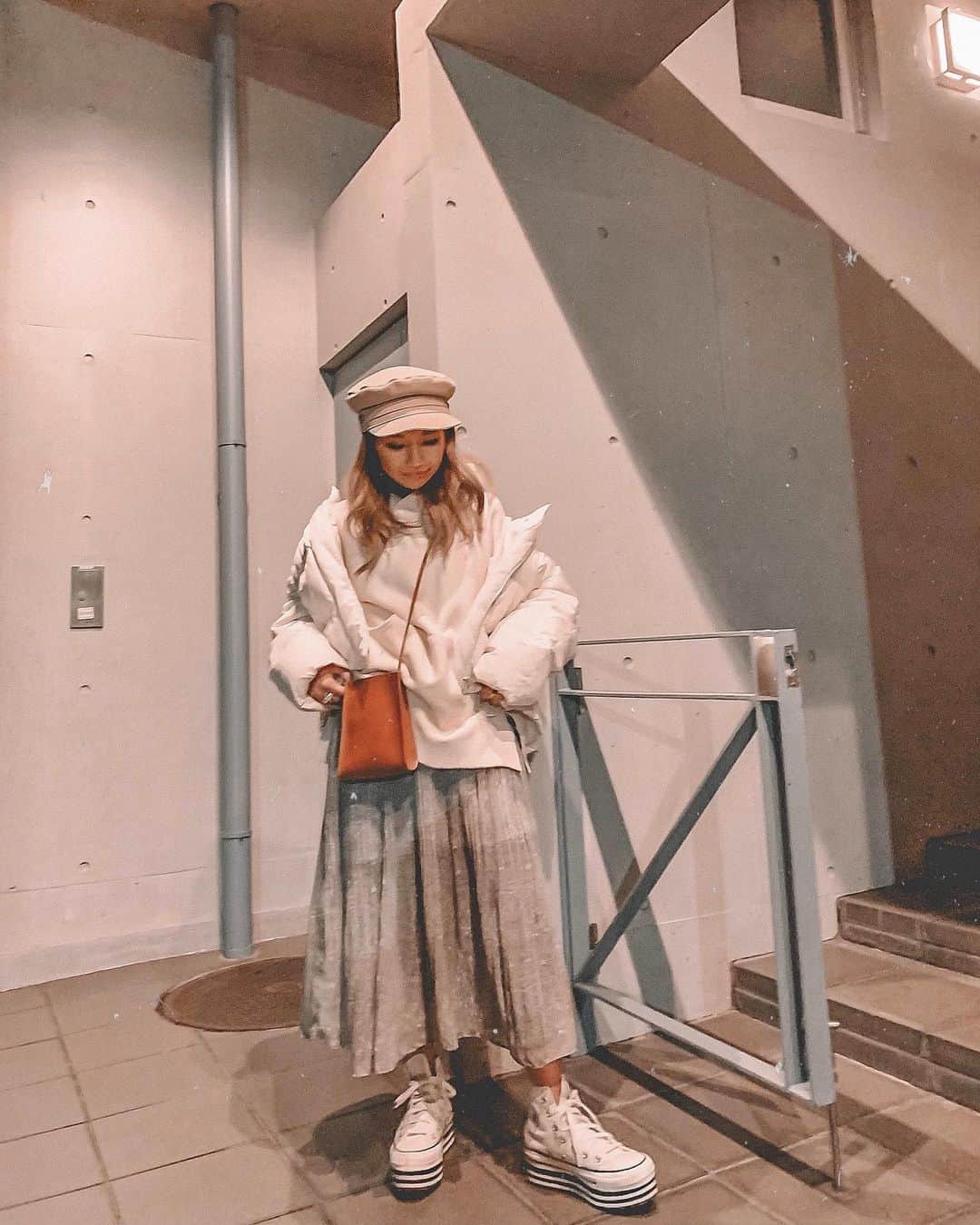 ✷kana✷のインスタグラム：「🧳👟 #outfit . . ペイズリープリーツSK♡ 春先にもめっちゃ使えそう！ @arholiday  本日ZOZOでクーポン出てるよ🎫 . 前から悩んでたコンバースチャンキー 意外と使えるわ♡ 歩きやすいし合わせやすいから 毎日履いてる笑 . . #arholida#arholiday_ootd #アンティローザホリデー」