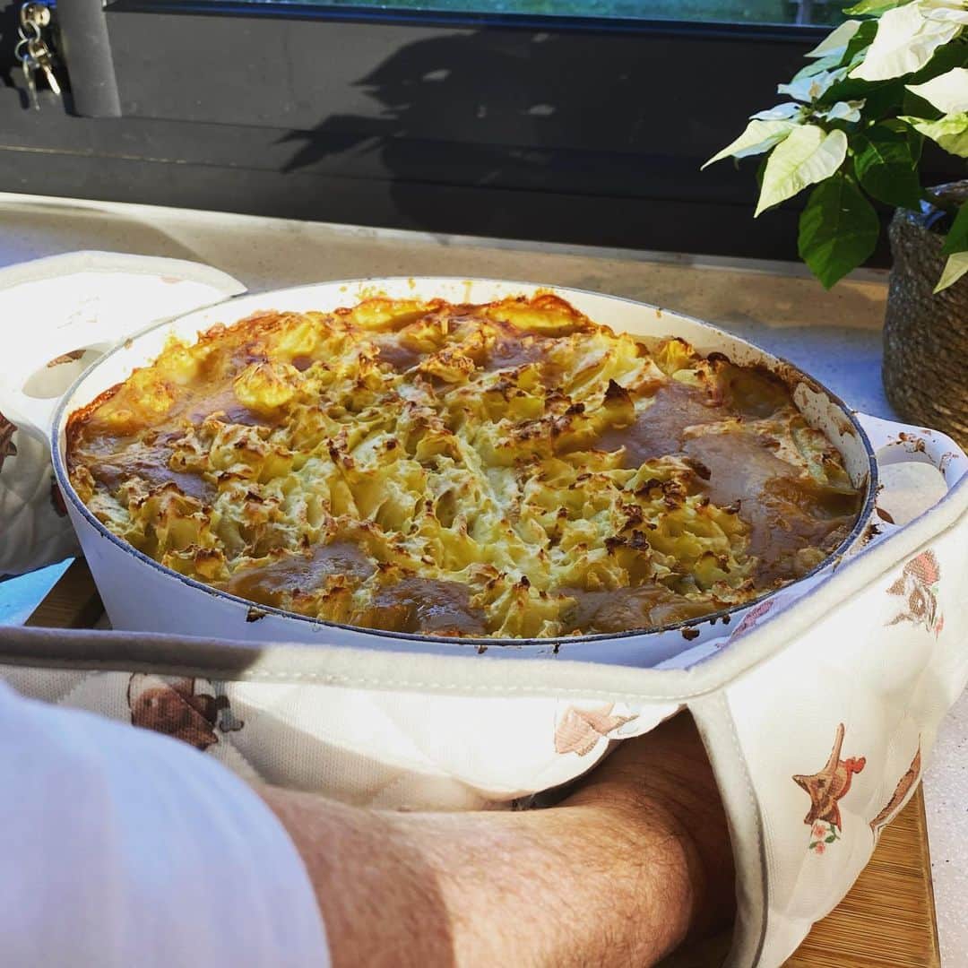 りありこさんのインスタグラム写真 - (りありこInstagram)「ダディがシェパーズパイに初チャレンジ🥧  ラム使ったらシェパーズパイでビーフ使ったらコテージパイ出そうで、今回はラムのひき肉使ったのでシェパーズパイです🥧説明ながっ😅  動画アップしたので良かったら見てくださいね〜❣️ #シェパーズパイ #レシピ #ユーチューブ  #りありこチャンネル #イギリス #イギリス料理 #イギリス人ダディ」2月3日 19時55分 - leahrikophoto