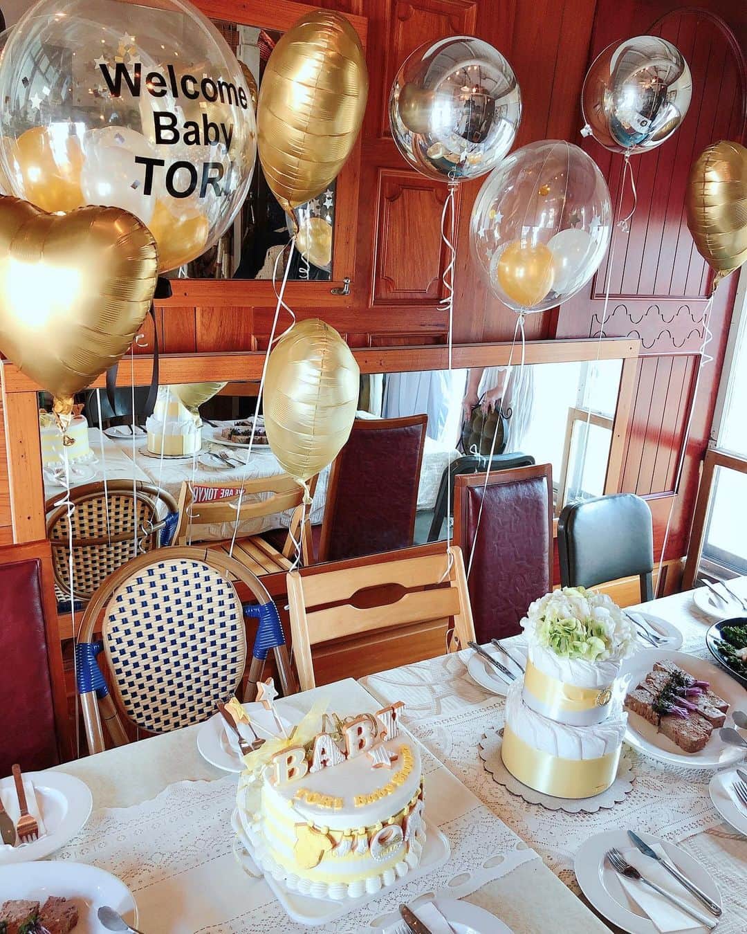 山脇道子のインスタグラム：「@torivomit baby shower👼🏻💛 .  もう10年以上お仕事をいくつも一緒にしてきたヘアメイクの　@torivomit さん💓  もう少ししたらママ友になるなんて うれしいーっ😆😍💛💛💛 .  ダイパーケーキ🧁 @salondorstyle  ケーキ🎂　@ai_okada_  バルーン🎈 @rouvle_balloon_design」