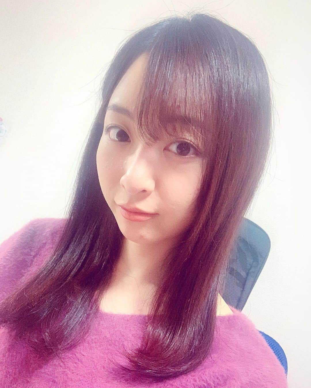 のインスタグラム：「. . 前髪復活しました✂︎♡♡♡ . .  #安定の #前髪 #セルフカット .  #モエミバースデー #まで #あと58日 #4月2日 #誕生日 #Birthday #あと2ヶ月切りました #セルフカウントダウン」