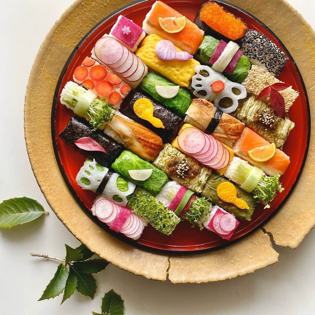 Chinamiさんのインスタグラム写真 - (ChinamiInstagram)「Colorful Mozaiku Sushi for Setsubun day. #japanesestyle #sushi #food  大急ぎで仕事からも戻り、巻き寿司と茶碗蒸しを作って待機していたんだけど、冷蔵庫の中の余り物野菜を見ていると無性にモザイク寿司が作りたくなり、急遽追加。 ＊料理というよりほぼ遊び😂 ＊酢飯は3種類、甘酢刻み生姜入り、雑魚の佃煮入り、高菜と白菜の漬物入り。 ＊直径37センチの大皿は、存在感も大きくて扱うときブルブル手が震えます。尊敬している建築家のT先生ご夫妻からいただいた大切な宝物。ひび割れのデザインが独特の風合いを醸し出していて器からサワサワと小さな声が聴こえてきそう。 ＊その声は食材に感謝しなさいと言っていました😂🙏🏻 ＊はい、ではいただきます。  #野菜　#すし」2月3日 20時02分 - chinamiphoto