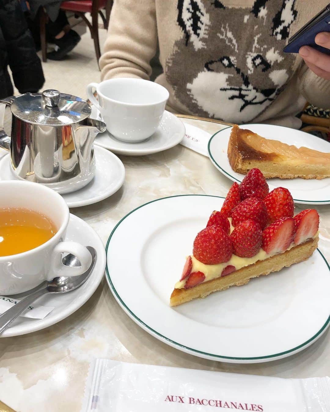 加藤るみさんのインスタグラム写真 - (加藤るみInstagram)「旦那と平日デート🦦 オススメしてもらったcafeに♡ レモンタルト売り切れ🥺🍋 でもいちごタルト美味しかった☺︎✌︎ #オーバカナル梅田」2月3日 20時05分 - rumicinema