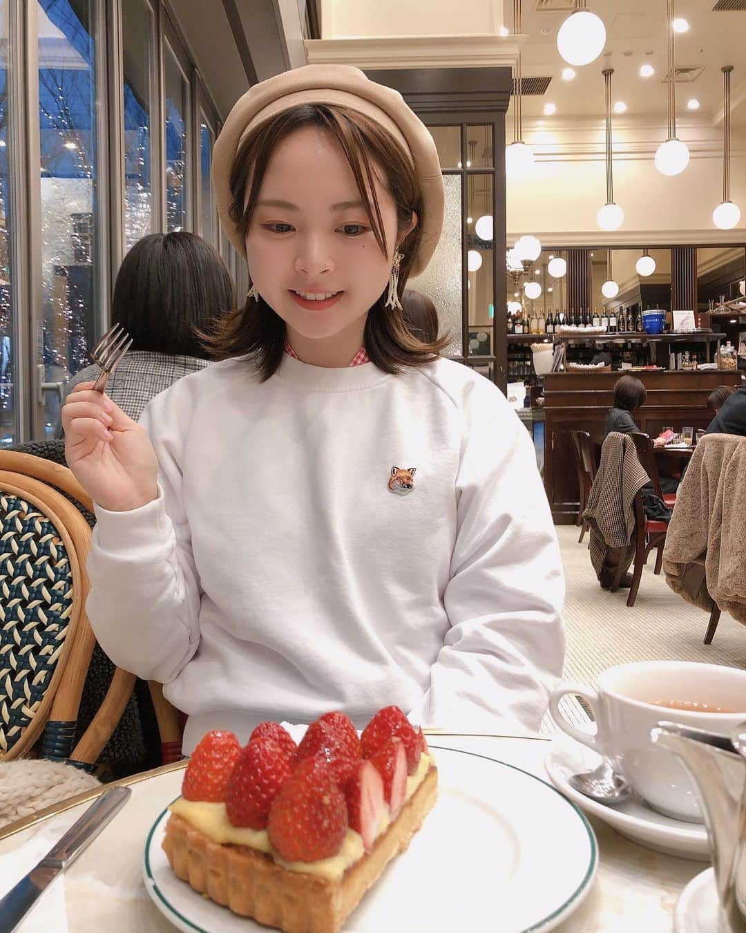 加藤るみさんのインスタグラム写真 - (加藤るみInstagram)「旦那と平日デート🦦 オススメしてもらったcafeに♡ レモンタルト売り切れ🥺🍋 でもいちごタルト美味しかった☺︎✌︎ #オーバカナル梅田」2月3日 20時05分 - rumicinema