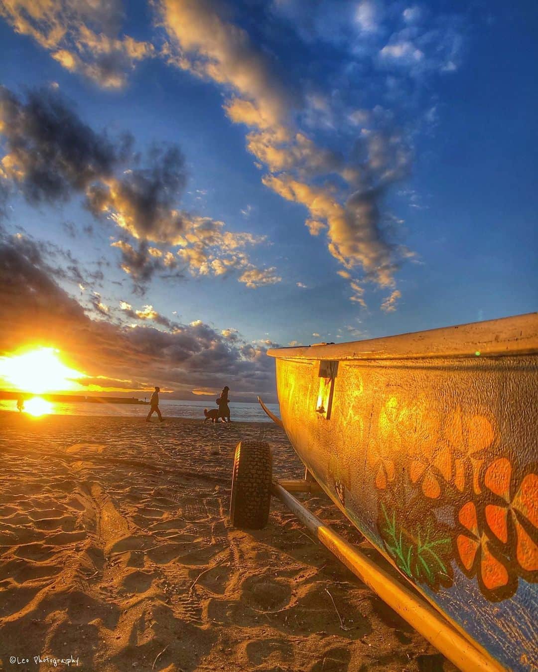leo7000のインスタグラム：「葉山の夕景🌅🌄 散歩してる姿が絵になります IG皆さん、今週もよろしくです😊👋🏻 今日もお疲れ様でした~♪ 🍺🍺✨」