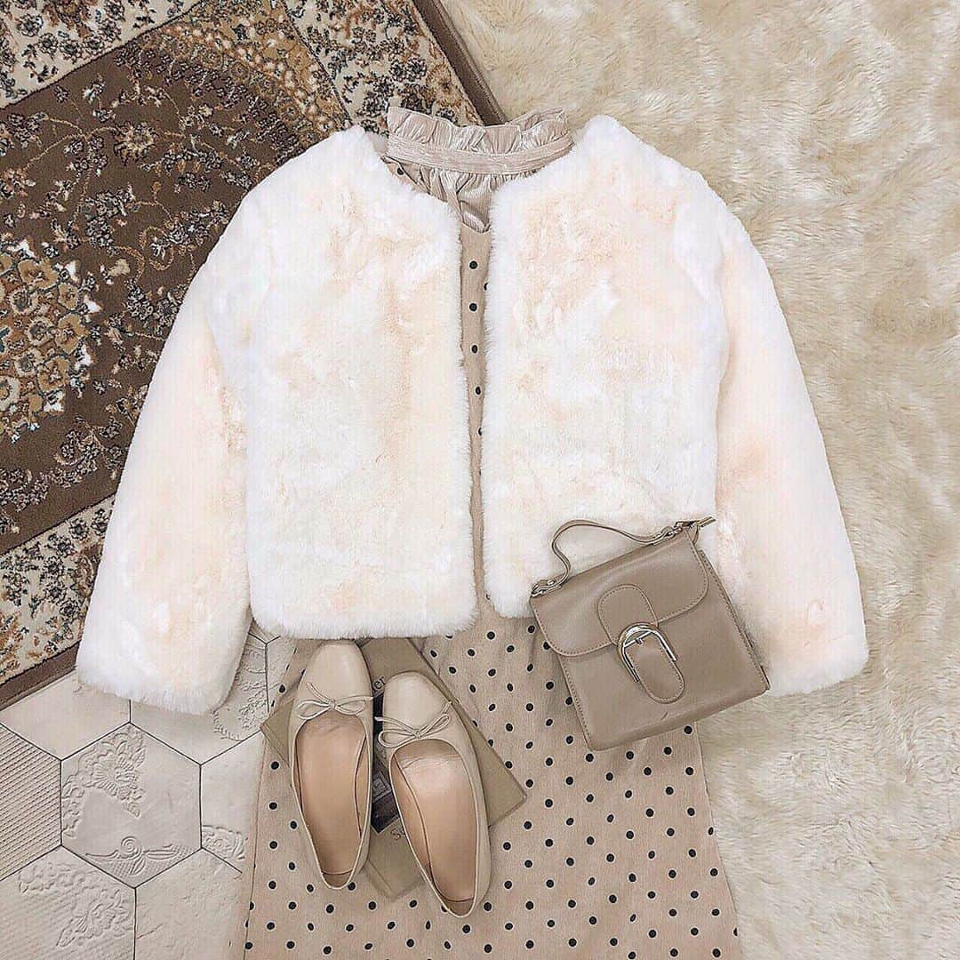 mellowneonさんのインスタグラム写真 - (mellowneonInstagram)「♡ 2/5 restock ♡ ・milk fur coat ・dot corduroy op 2点とも再販です☺️✨ ガーリーアイテムを合わせた甘めコーデも パンツなどを合わせた甘辛コーデもおすすめです🍫♥️ . #mellowneon#メロウネオン#ファーコート#アウター#ドットワンピース#ワンピースコーデ#お洒落さんと繋がりたい#おしゃれさんと繋がりたい#ディズニーコーデ#参戦服#置き画#置き画くら部#置き画コーデ#プチプラコーデ#プチプラファッション#カフェコーデ」2月3日 20時18分 - mellow_neon