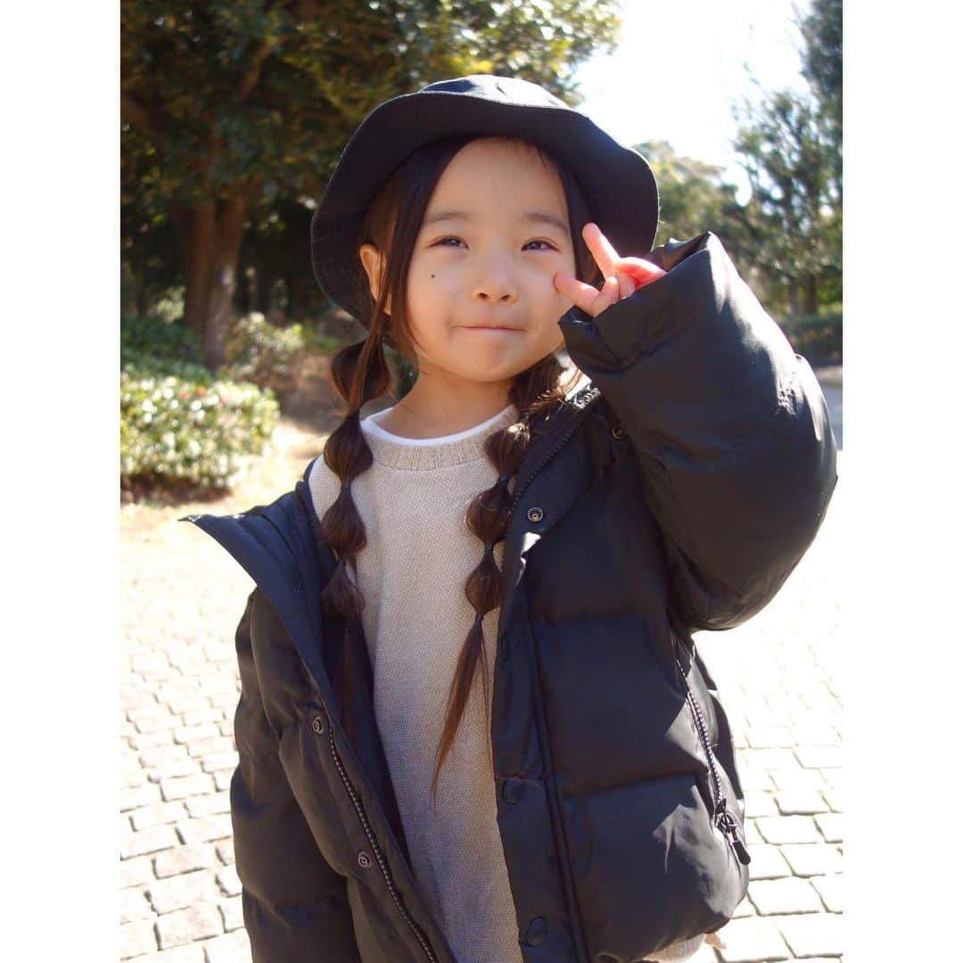 Saraさんのインスタグラム写真 - (SaraInstagram)「. coordinate♡ . black × beige🧸❤︎ . バケハは black のロゴが可愛くてお気に入り🤤 . #allstar100 のレオパードは シンプルなコーデに合わせると やっぱり可愛くて◎🤤💓 . 詳細はプロフィールのURLに🔍 .  #ootd #kids #kids_japan #kids_japan_ootd #kjp_ootd #kidsfahion #kidscode #kidsootd #kidswear #jeanasiskids #キッズコーデ #キッズファッション #インスタキッズ #レオパード #バケットハット #バケハ #スキニー #レイヤード」2月3日 20時10分 - sarasara718