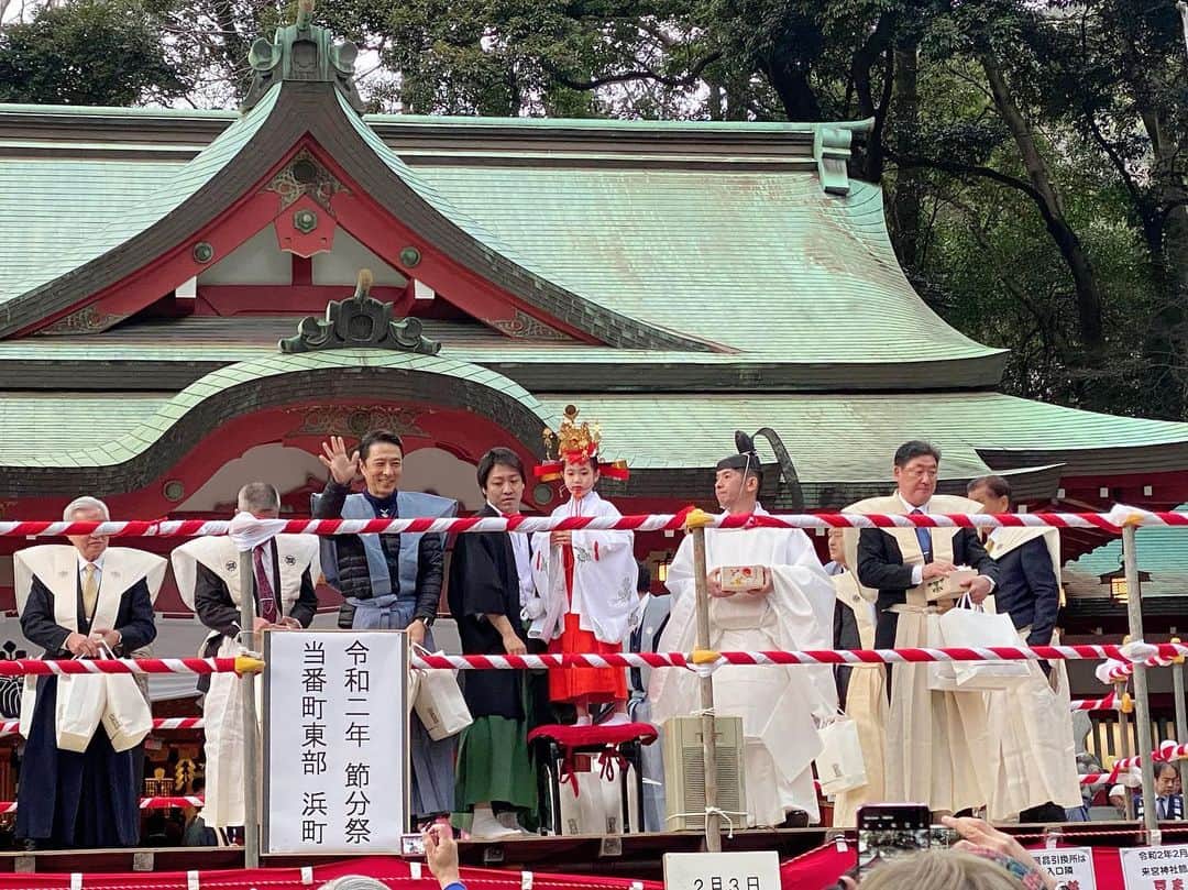 黒田アーサーのインスタグラム：「令和2年２月3日。 熱海来宮神社の節分祭に今年も参加させて頂きました！ 豆まきには大勢の方々がいらして、大盛況でしたよー😉👍ゲストは江原啓之さん、ベルばら作者の池田里代子さん、歌手の麻倉未稀さん、 バイオリニストの佐藤陽子さん、ジャスティス 岩倉など。来宮神社⛩の皆さま、宮司さん、今年もありがとうございました❣️」