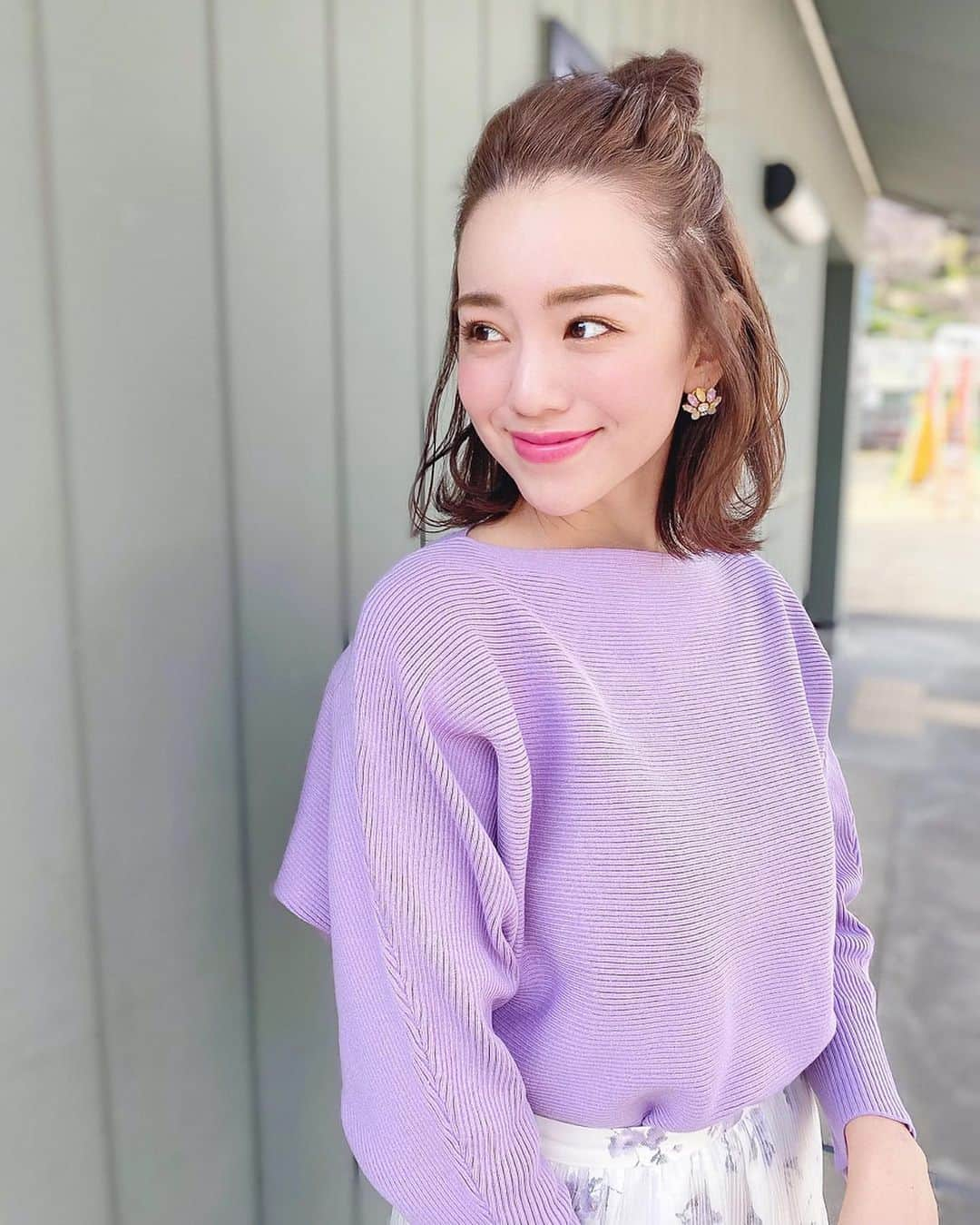 黒田真友香さんのインスタグラム写真 - (黒田真友香Instagram)「服の色から春気分💜 なんかまた寒くなってきたけどね〜😭 今年の春の注目カラーは グリーンとパープルとイエロー！ ・ ・ 色んなアパレルブランドの新作見てると、少しくすんだミントグリーンとかのコーデが多くてめちゃくちゃ可愛い〜🥺💓 ・ ・ みんなは春服買った？？私はちょっと早いけど今月からチェックしていこうと思う🌸  #ラベンダー　#ラベンダーカラー #春先どり　#春コーデ#titivate #titivatestyle #ドルマンスリーブニット#ティティベイト」2月3日 20時18分 - kurodamayukaxx