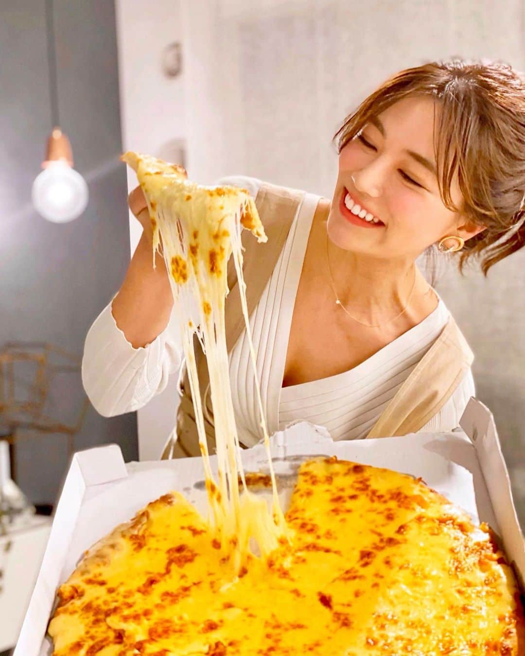 石井里奈さんのインスタグラム写真 - (石井里奈Instagram)「こんばんは🥰❤️ . 今夜は里奈ログ😋大好きなドミノピザ🍕💕❣️ . 今日は話題の新商品、とろける100％モッツァレラチーズを使ったウルトラチーズ🧀🍕なんとこれ、チーズが1kgのったチーズピザなの🤭🌸（250g,500g,700g,1kgから選べて、私は1kg!） . 今『 #ドミノチーズ100万』コンテスト企画を実施しててこのハッシュタグをつけて、チーズの伸びをより美しく見せれた1名に @dominos_jp の1日限定CCO（チーフ・チーズ・オフィサー）に任命してもらえるんだって🥺🍕🧀（その他特別賞は2名） . CCOの日給は💰100万円🤑！！！ 特別賞の方には現金で1万円💰 何と夢ある企画なんだ〜🥺 私、ドミノピザ本当大好きだし、チーズも大好きだし、CCOになったら笑顔でこの美味しさをみなさんに直接伝えたいし、ドミノの制服着てドミノピザで働いてみたい🥺❣️❣️ . 今回その意気込みで初のTikTokもデビューしました❣️（TikTokにも投稿してるのでみてね @ri7tin1025 ） . あまりにチーズの伸びが素晴らしくて、綺麗に食べれないのが、このチーズのトロトロ感が伝わると思って😋チーズがふわふわで美味しくて、1kgだとメープルソースがついてくるから、（別売りも有）、味変も楽しめておいしい❤️ . ぜひみんなもキャンペーンに参加してみてね💕負けないぞ〜！！ . 今日もお疲れ様でした❤️ . #ドミノピザ #ウルトラチーズ #ドミノチーズ100万 #pr #pizza #ピザ #ドミノピザ #tiktok #tiktoker #dominopizza #domino #cheese #チーズ #チーズ好き #インスタ映え #ピザ好き #ティックトック #ティックトッカー #うるとらちーず #おうちごはん #ピザパ #りなまるグルメ #夜ご飯 #dinner #ホームパーティー #期間限定 #ny #newyork #ニューヨーク #とろける」2月3日 20時14分 - ri7tin1025