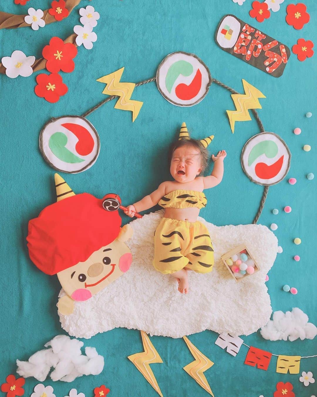 しほの涼のインスタグラム：「あの後。 本当の#雷様　になっておられました⚡️ でも、でんでん太鼓は離さない所が可愛いです。笑  #赤ちゃんのいる生活#生後6ヶ月女の子 #節分#ねんねアート#お昼寝アート」