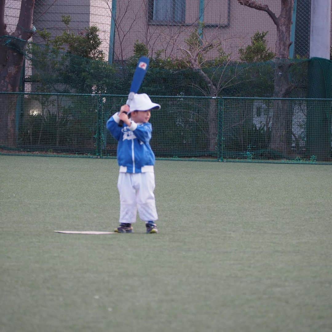 羽村亜美さんのインスタグラム写真 - (羽村亜美Instagram)「5歳息子、 試合にて 初めての #サヨナラヒット  母ちゃんは #ヒーローインタビュー したくなった  写真はピンボケ  さっ明後日からキャンプいくよ。 久しぶりの出張！！」2月3日 20時30分 - amihamura