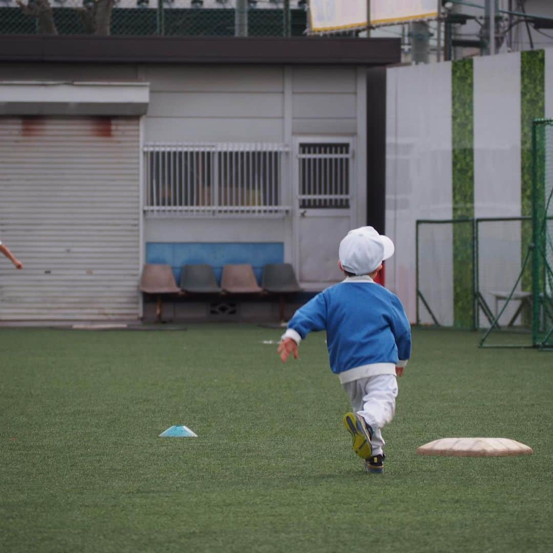 羽村亜美さんのインスタグラム写真 - (羽村亜美Instagram)「5歳息子、 試合にて 初めての #サヨナラヒット  母ちゃんは #ヒーローインタビュー したくなった  写真はピンボケ  さっ明後日からキャンプいくよ。 久しぶりの出張！！」2月3日 20時30分 - amihamura