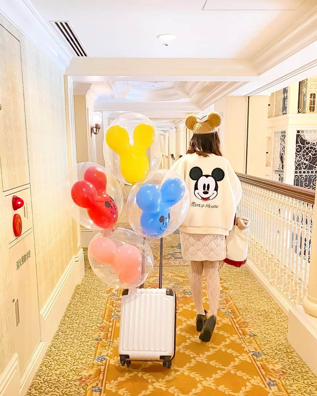 Kanaさんのインスタグラム写真 - (KanaInstagram)「ㅤ ㅤ 幸せなキャリーケース🐭🧳🎈🌈 ㅤ ㅤ ㅤ ㅤㅤㅤ ㅤㅤ ㅤㅤ #kana_disney ㅤㅤ ㅤㅤ #ディズニーランドホテル #東京ディズニーランドホテル #ランホ #東京ディズニーリゾート #ディズニーリゾート #ミッキーバルーン #ミッキーマウス #ブルゾン #キャリーケース #tokyodisneyresort #tdr #tokyodisneylandhotel #disneylandhotel #mickeymouse #balloons」2月3日 20時31分 - kalnnas2