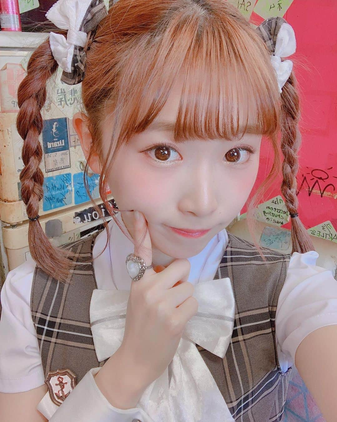 平野友里（ゆり丸）さんのインスタグラム写真 - (平野友里（ゆり丸）Instagram)「🎀 みつあみまたハマりそ~😋♥️ リボンはファンの子の手作り🤍 しあわせ~ありがとう☺️🤍 ・ ・ ・  みんなからもらったものや お手紙は全部大切にしてる✨ ・ ・ ・ ・  #みつあみ　#みつあみアレンジ #ツインテールアレンジ #リボン #手作りアクセサリー #プレゼント　#ヘアアレンジ #ヘアスタイル #インスタ映え　#フォトジェニック　#アイドル　#自撮り　#楽屋 #ライブ #新宿　#新宿motion #アポカリップス　#apokalippps #平野友里」2月3日 20時43分 - yurimaruchan___