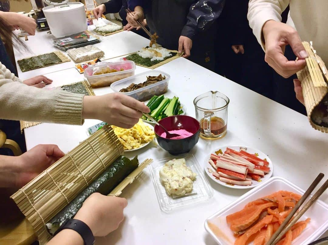 大澄れい（大崎緑）さんのインスタグラム写真 - (大澄れい（大崎緑）Instagram)「節分の日。  版画メンバーのみんなで恵方巻きを作りました✨  全員で西南西の方角に向かって、無言で食べる🤣  #節分 #恵方巻き #西南西 #版画研究室 #制作の合間」2月3日 20時44分 - midori.ozaki