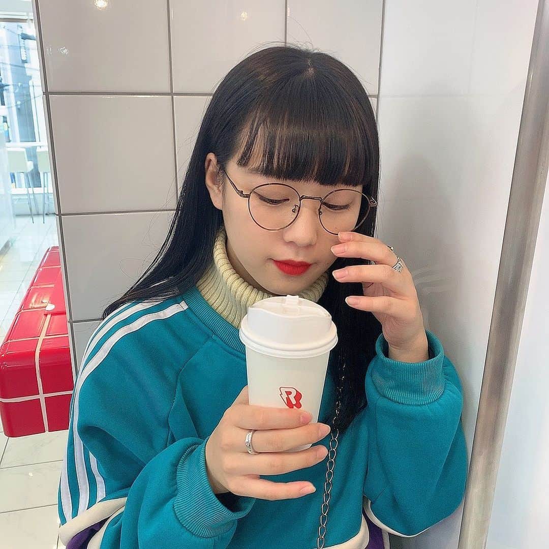 山下恵奈さんのインスタグラム写真 - (山下恵奈Instagram)「何飲んでるでしょうか！正解はココア！かもしれない！もしかしたらホワイトモカ！かもしれない！ミルクティーの説も！ありけり！3枚目は！半目！？かもしれない！ #cafe#韓国#08official」2月3日 20時37分 - ena_pi25