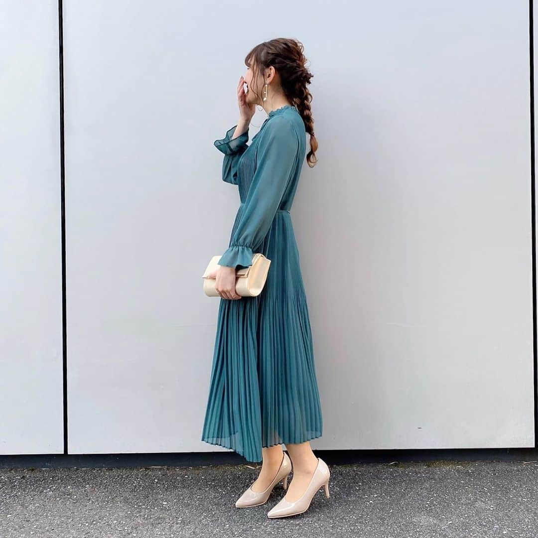 かほこ。さんのインスタグラム写真 - (かほこ。Instagram)「ㅤㅤㅤㅤㅤㅤㅤㅤㅤㅤㅤㅤㅤ ㅤㅤㅤㅤㅤㅤㅤㅤㅤㅤㅤㅤㅤ dress : #milaowen bag : #prendrelajoie shoes : #amiami pierce : #lagunamoon ㅤㅤㅤㅤㅤㅤㅤㅤㅤㅤㅤㅤㅤ chocoの結婚式、今回はグリーンを着ました！プリーツで、動くたびにひらひら〜ってしてめちゃめちゃかわいいの🥺💚10月に着てたワンピもすごくお気に入りなので、どこかでまた着たい…！ ㅤㅤㅤㅤㅤㅤㅤㅤㅤㅤㅤㅤㅤ 首のリボンは前後ろどちらでも着れるし、紐じゃないベルトもついてるので少しカジュアルにも着れる！今回は髪の毛を編み下ろしにしてもらったので、首のリボンを前にして着ました❤︎ ㅤㅤㅤㅤㅤㅤㅤㅤㅤㅤㅤㅤㅤ WEAR載せたら売り切れてしまったらしく、、在庫などはわたしは分からないので、お店に聞いてみてね！ ㅤㅤㅤㅤㅤㅤㅤㅤㅤㅤㅤㅤㅤ #kaho_fashion」2月3日 20時46分 - xxokohakxx