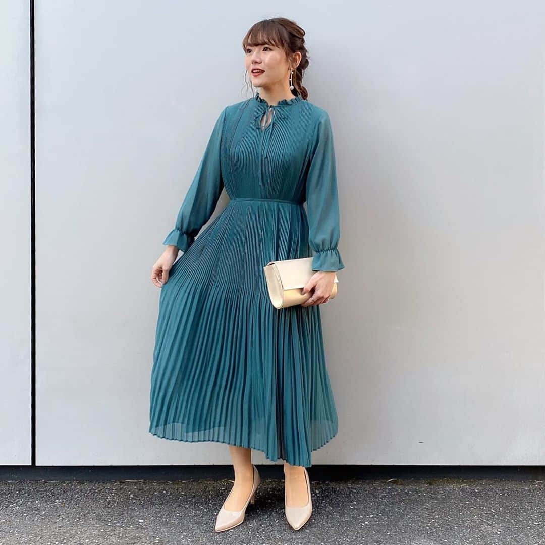 かほこ。さんのインスタグラム写真 - (かほこ。Instagram)「ㅤㅤㅤㅤㅤㅤㅤㅤㅤㅤㅤㅤㅤ ㅤㅤㅤㅤㅤㅤㅤㅤㅤㅤㅤㅤㅤ dress : #milaowen bag : #prendrelajoie shoes : #amiami pierce : #lagunamoon ㅤㅤㅤㅤㅤㅤㅤㅤㅤㅤㅤㅤㅤ chocoの結婚式、今回はグリーンを着ました！プリーツで、動くたびにひらひら〜ってしてめちゃめちゃかわいいの🥺💚10月に着てたワンピもすごくお気に入りなので、どこかでまた着たい…！ ㅤㅤㅤㅤㅤㅤㅤㅤㅤㅤㅤㅤㅤ 首のリボンは前後ろどちらでも着れるし、紐じゃないベルトもついてるので少しカジュアルにも着れる！今回は髪の毛を編み下ろしにしてもらったので、首のリボンを前にして着ました❤︎ ㅤㅤㅤㅤㅤㅤㅤㅤㅤㅤㅤㅤㅤ WEAR載せたら売り切れてしまったらしく、、在庫などはわたしは分からないので、お店に聞いてみてね！ ㅤㅤㅤㅤㅤㅤㅤㅤㅤㅤㅤㅤㅤ #kaho_fashion」2月3日 20時46分 - xxokohakxx