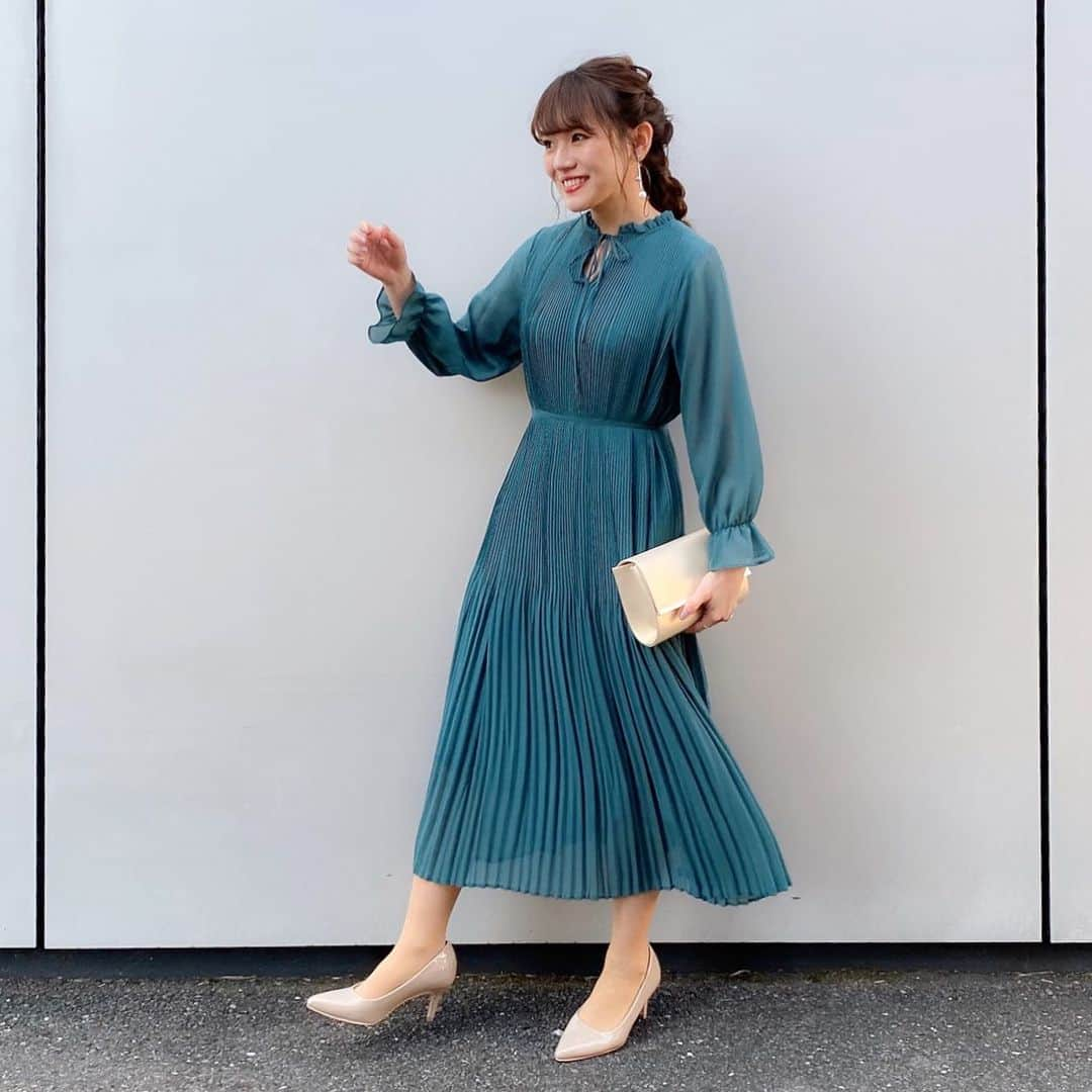 かほこ。さんのインスタグラム写真 - (かほこ。Instagram)「ㅤㅤㅤㅤㅤㅤㅤㅤㅤㅤㅤㅤㅤ ㅤㅤㅤㅤㅤㅤㅤㅤㅤㅤㅤㅤㅤ dress : #milaowen bag : #prendrelajoie shoes : #amiami pierce : #lagunamoon ㅤㅤㅤㅤㅤㅤㅤㅤㅤㅤㅤㅤㅤ chocoの結婚式、今回はグリーンを着ました！プリーツで、動くたびにひらひら〜ってしてめちゃめちゃかわいいの🥺💚10月に着てたワンピもすごくお気に入りなので、どこかでまた着たい…！ ㅤㅤㅤㅤㅤㅤㅤㅤㅤㅤㅤㅤㅤ 首のリボンは前後ろどちらでも着れるし、紐じゃないベルトもついてるので少しカジュアルにも着れる！今回は髪の毛を編み下ろしにしてもらったので、首のリボンを前にして着ました❤︎ ㅤㅤㅤㅤㅤㅤㅤㅤㅤㅤㅤㅤㅤ WEAR載せたら売り切れてしまったらしく、、在庫などはわたしは分からないので、お店に聞いてみてね！ ㅤㅤㅤㅤㅤㅤㅤㅤㅤㅤㅤㅤㅤ #kaho_fashion」2月3日 20時46分 - xxokohakxx