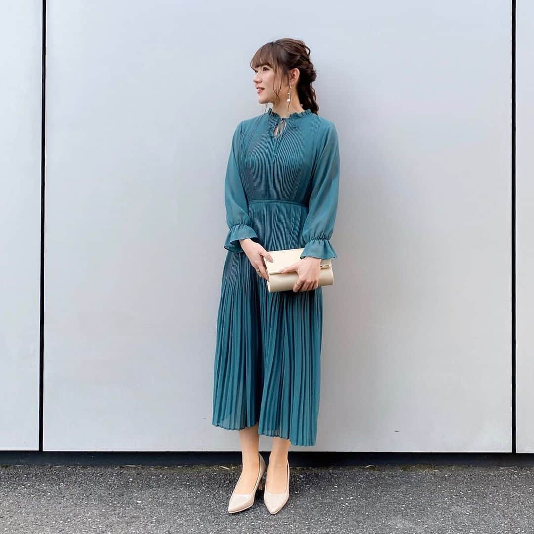 かほこ。さんのインスタグラム写真 - (かほこ。Instagram)「ㅤㅤㅤㅤㅤㅤㅤㅤㅤㅤㅤㅤㅤ ㅤㅤㅤㅤㅤㅤㅤㅤㅤㅤㅤㅤㅤ dress : #milaowen bag : #prendrelajoie shoes : #amiami pierce : #lagunamoon ㅤㅤㅤㅤㅤㅤㅤㅤㅤㅤㅤㅤㅤ chocoの結婚式、今回はグリーンを着ました！プリーツで、動くたびにひらひら〜ってしてめちゃめちゃかわいいの🥺💚10月に着てたワンピもすごくお気に入りなので、どこかでまた着たい…！ ㅤㅤㅤㅤㅤㅤㅤㅤㅤㅤㅤㅤㅤ 首のリボンは前後ろどちらでも着れるし、紐じゃないベルトもついてるので少しカジュアルにも着れる！今回は髪の毛を編み下ろしにしてもらったので、首のリボンを前にして着ました❤︎ ㅤㅤㅤㅤㅤㅤㅤㅤㅤㅤㅤㅤㅤ WEAR載せたら売り切れてしまったらしく、、在庫などはわたしは分からないので、お店に聞いてみてね！ ㅤㅤㅤㅤㅤㅤㅤㅤㅤㅤㅤㅤㅤ #kaho_fashion」2月3日 20時46分 - xxokohakxx