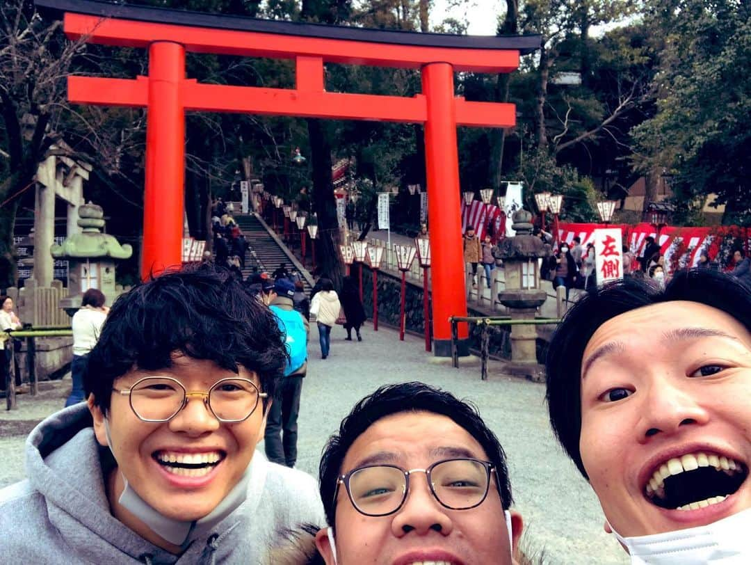 山添寛（相席スタート）のインスタグラム：「祇園花月の合間に吉田神社とミキ家へ◎  #人混み好きちゃうから #学生の頃はあんまり #お祭り好きちゃう #かったけど #久しぶりに #行ったら #楽しいなぁ #ミキ家も行けたし #おっちゃん #おばちゃんにも #会えたし #ええ節分や #お豆さんも #食べさしてもらいました #リバウンドを #とりに行くあの子が #高く飛んでる時に #に〜に〜に〜」