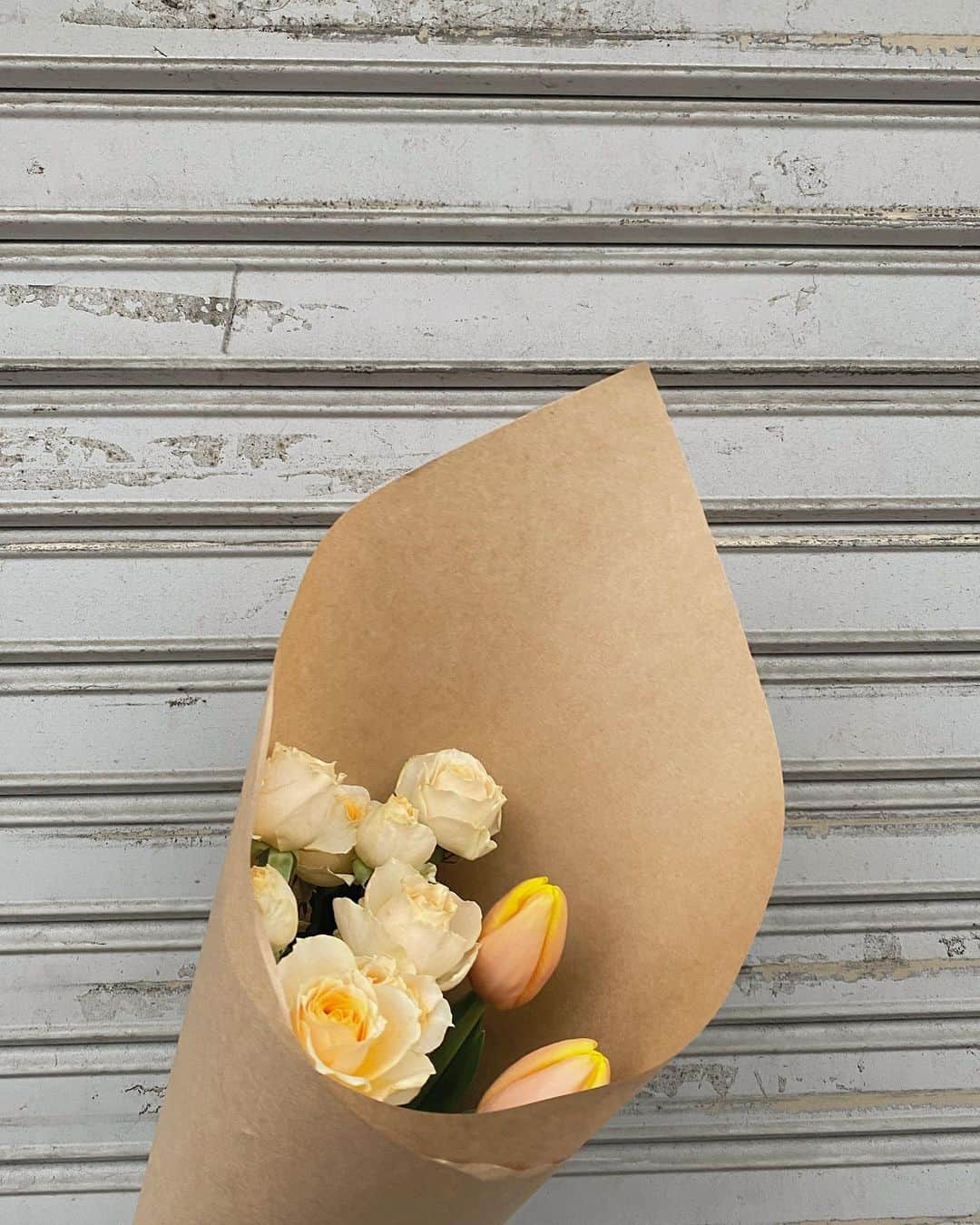 小嶋真子さんのインスタグラム写真 - (小嶋真子Instagram)「﻿ 黄色いお花はお部屋がパッと明るくなりますね🏠💐﻿ ﻿ 春のお花たちがお花屋さんにかなり出始めていて﻿ 大好きな季節がやって来るのが又楽しみになりました🐇👒﻿ ﻿ 皆さんの好きなお花は何ですか...?♡﻿ ﻿」2月3日 20時51分 - makochan_2525