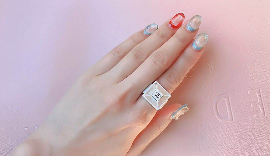 のインスタグラム：「Cute❣️撮影の時にスタイリングしてもらったやつ❤️🌈 . ネイルともいい感じ💅✨✨✨ . . . #chanel #ring #💍 #accessory #nail #hand #beauty #tokyolife #japan #tokyo」