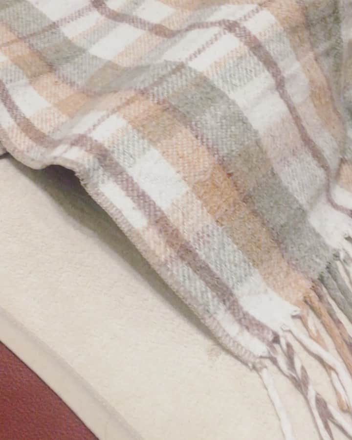 ありす & まりあのインスタグラム：「Who is it? ♨️ ぬくぬくしてたのに。」