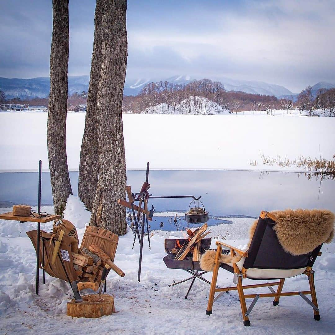 CAMP_HACKさんのインスタグラム写真 - (CAMP_HACKInstagram)「湖が凍ることを「結氷（けっぴょう）」と言いますが、その様はまるで雪野原のよう。焚き火で温まりながらこの季節にしか見られない景色を楽しむ、贅沢な特等席です。 . . from CAMP HACK . CAMP HACKであなたのキャンプライフを取材します！ 『#camphack取材』を付けて投稿！ . Photo by @takibi_saito さん . #camp #camping #camphack #outdoorlife #outdoor #trip #travel #japan #followme #weekend #travelling #outdoorgirl #family #familytrip #キャンプ #アウトドア #キャンプ道具 #キャンプ初心者 #家族 #外遊び #自然 #キャンプ場 #お出かけ #雪中キャンプ」2月3日 20時57分 - camp_hack