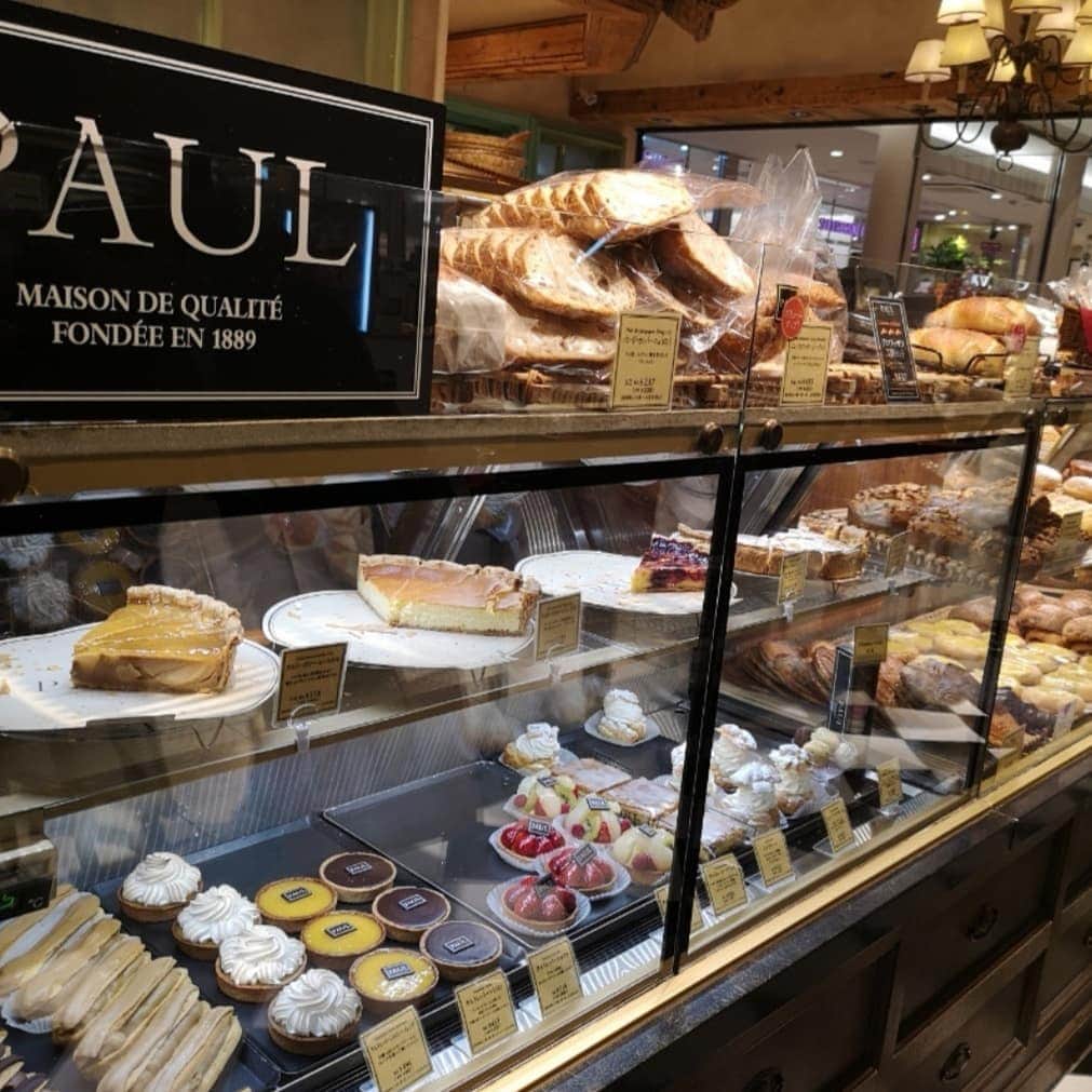 蛯原英里さんのインスタグラム写真 - (蛯原英里Instagram)「先日、たまたま通りかかった 「PAUL」というお店 美味しそうなパンとケーキが 並んでいました♪ こういうのを見ると 家族の顔が思い浮かんじゃうんだよな〜（笑） と、若干口実っぽいですが 結局、買っちゃいました 美味しかった〜！ SWEETを食べる時は 幸せな気分になりますね〜😊 #sweet #lovers #cake #パン #美味しかった #また行きたいお店 #甘いの大好き」2月3日 21時10分 - eriebihara