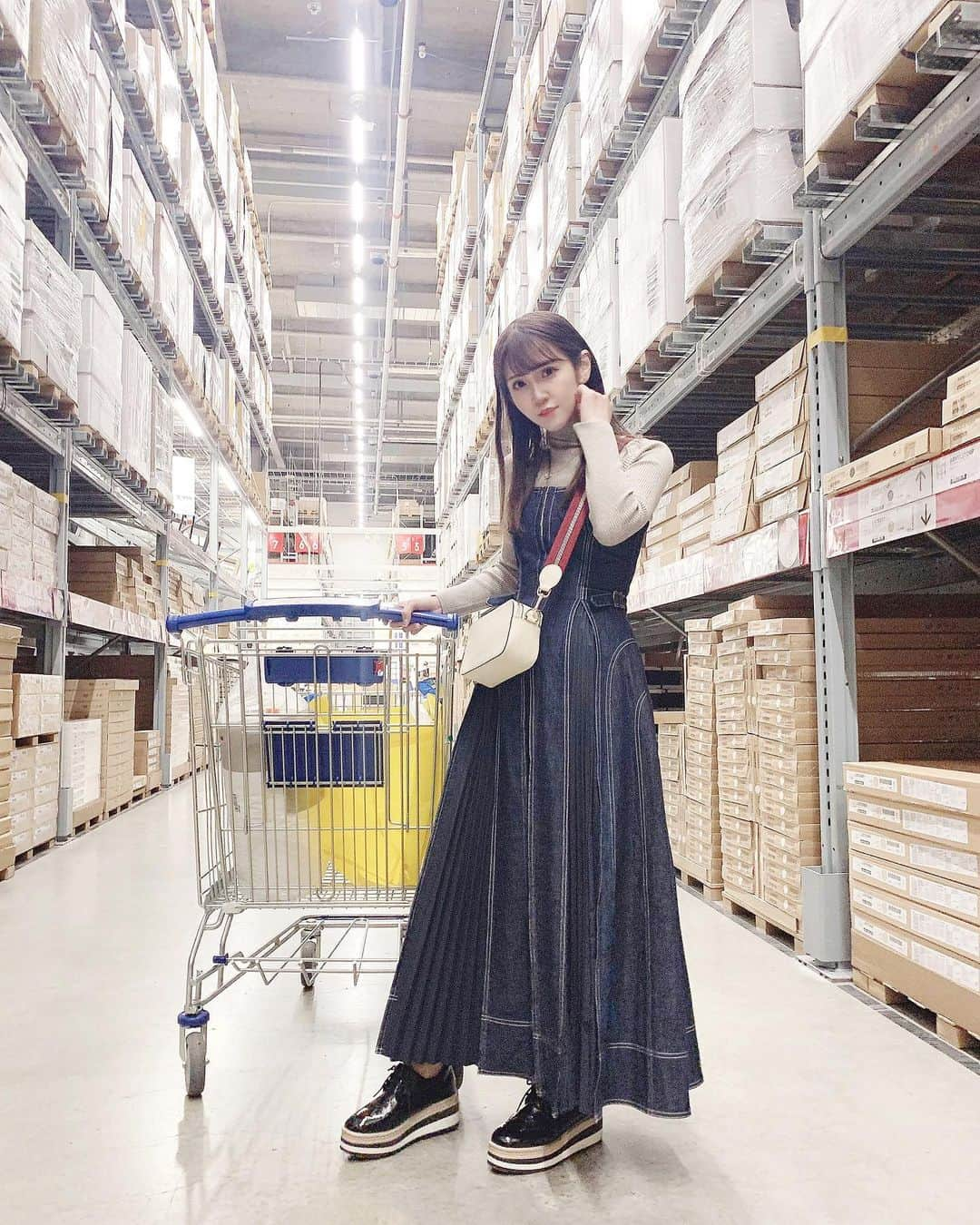 五十嵐茉優さんのインスタグラム写真 - (五十嵐茉優Instagram)「ㅤ IKEAに家具買いに行った🛒🤍 ㅤ ㅤ onepiece  #casafline  tops  #grl  shoes  #krex  bag  #mosselnewyork  ㅤ ㅤ casa flineのデニムワンピ夏くらいから ずーっと欲しくて高いから我慢してたけど 実物みたら可愛すぎて買っちゃった、、 でもお値段以上のかわいさと満足感🥺♡ ㅤ #まうしふく #カーサーフフライン #グレイル #ケーレックス #ikea #ootd #outfit #cordinate #きょコ #いつコ #コーディネート #かわ育 #fasmees #petrel_jp #ikea新三郷 #ray公認インフルエンサー #larmedolls」2月3日 21時10分 - mau08us