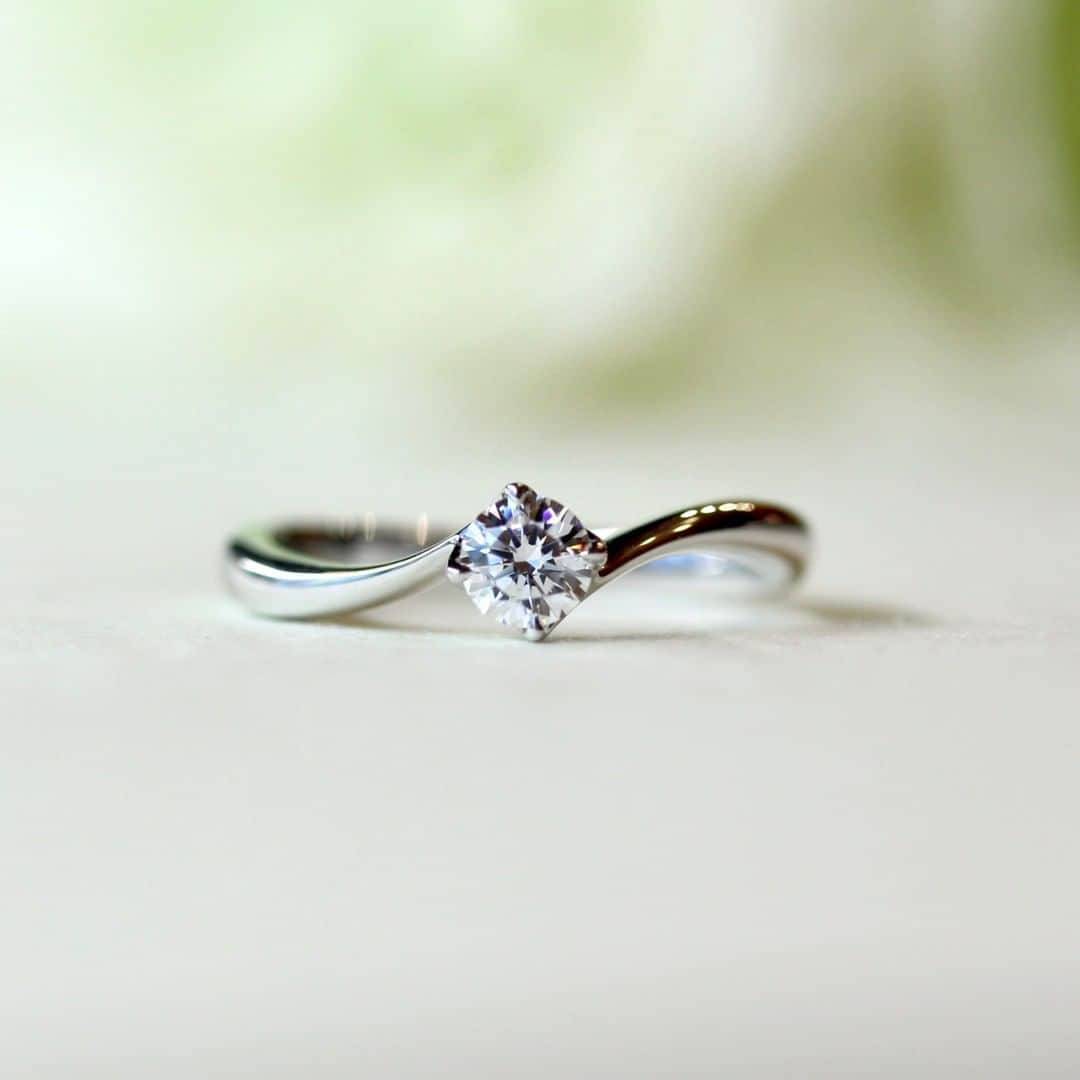 ith / イズ オーダメイド結婚指輪さんのインスタグラム写真 - (ith / イズ オーダメイド結婚指輪Instagram)「軽やかな浮遊感が漂う、 4本爪の婚約指輪。 . ゆるやかに細くくびれた指輪の形は 柔らかな印象を与え、 ダイヤモンドを 少し大きく見せる効果があります。 . シンプルな中にも女性らしさを感じさせる 永く着けていただけるデザインです。 . . ▽ 指輪について 婚約指輪：ホルン Pt900 / 0.2ct〜：220,000円〜 . . 公式ハッシュタグ🤳✨ #イズマリッジ . . #結婚指輪 #婚約指輪 #プロポーズ  #マリッジリング #エンゲージリング  #指輪 #ダイヤモンド #ブライダルリング #婚約 #プレ花嫁 #ペアリング #指輪選び  #ウェディングドレス #ナチュラルウェディング  #指輪探し #結婚指輪探し #ゴールドリング  #オーダーメイドリング #結婚指輪オーダー #オーダーメイド #花嫁 #2020春婚 #2020夏婚 #2020秋婚 #一生もの #シンプル #らしさ」2月3日 21時05分 - ith_marriage