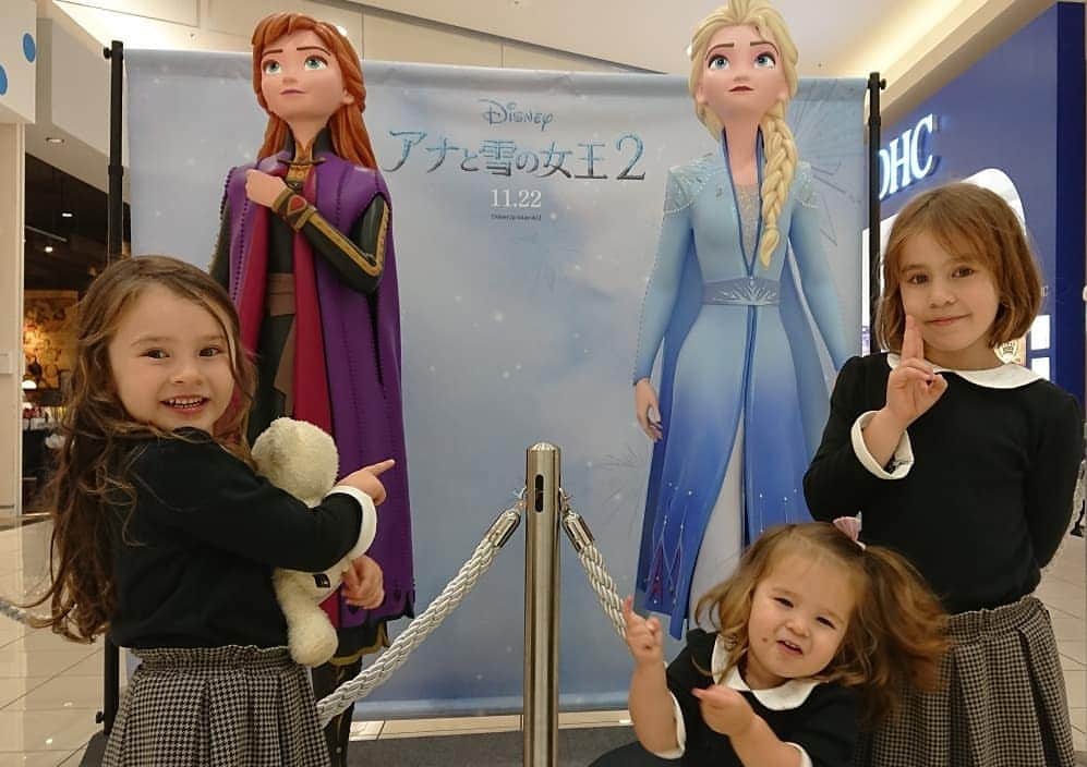 ピーチフラワーのインスタグラム：「・ 【3姉妹のショッピング】 新しい靴を買いに行きました。 ・ Momoは何足も何足も試して2軒目でやっと納得のいく靴を見つけました。 色やデザインだけでなく、履いてみて歩いたりして痛い所がないかチェックしたり、念のため1サイズ小さいの試したりなどチェック項目多いです。 ・ Hanaはお店に行く前から「速く走れる靴」と決めていて、1軒目で一目で「これ!」と決めました。速く走れるだけでなくかわいい要素も重要だそうです。 (Hana曰く勝手に足が動いて実際、速く走れるそうです。) ・ Yukiは1軒目で店員さんに「これぇ」「これぇ」と何足か出してもらって試して、その中から気に入ったのを選びました。 2軒目ではアンパンマンの靴を見つけて店員さんに「アンパンマン!」とお願いして全種類試したあと、エルサの靴を見つけ「ダディ、エルサいい？」と2足目をおねだり…。 でも残念ながらエルサは14cmからしかなくて諦めることに。 その後、店員さんに何度かアンパンマンを勧められていたYukiですが、何度聞いても「No…エルサ」と答えていました。 ・ ・ #ショッピング #靴大好き #ピーチフラワー #宮崎県 #アナと雪の女王2  #frozen2  #アンパンマン卒業？」