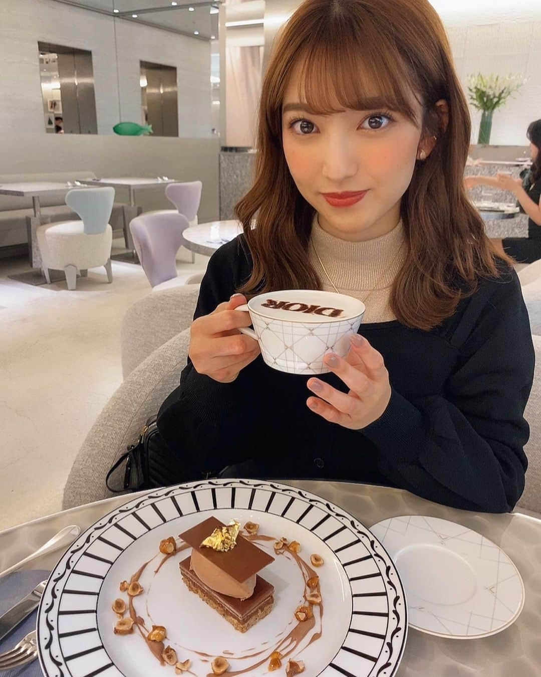 佐藤那菜のインスタグラム：「. cafe Dior ロゴ入りのカフェラテが可愛かった🤍 . #cafediorbypierreherme #cafedior #dior #カフェ #ディオール #ディオールカフェ」