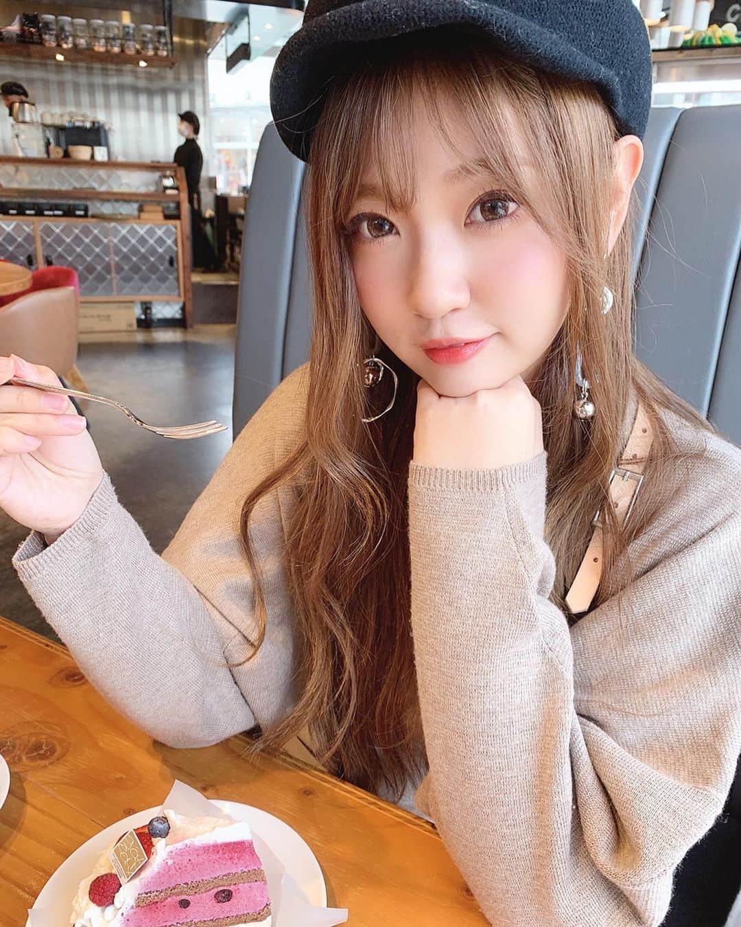 いっちゃん/嶋津 いつみのインスタグラム：「. . . 明日…親知らずを引っこ抜くので 今日が最後の晩餐😭💨💨💨 . . .  だから今日は好きな物を好きなだけ 食べていいことにして←ぇ🤪⭐️ . . Cafeでタルト食べてからの モツ鍋食べてからの 今から恵方巻き食べる🐷ぶひ。 . . . . .  #関西  #関西サロモ  #サロンモデル #サロモ #いっちゃん  #フリーモデル #関西モデル  #あざといっちゃん #かわいっちゃん #いっちゃんコーデ #ブライダルモデル #アレンジモデル #ヘアカラー  #ヘアアレンジ  #ロングヘア #スーパーロング .」