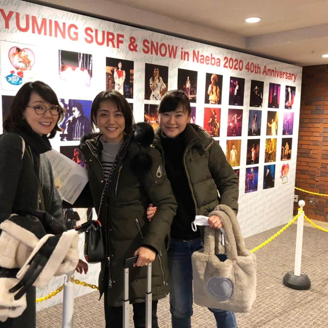 前田典子さんのインスタグラム写真 - (前田典子Instagram)「今年も　 #ユーミン苗場 ⛷ #surf&snow in NAEBA へ @yuming_official  今年で40th🎉 #おめでとうございます🎉 セトリは40thの苗場😆  2月2日の ライブ初日に行ってきました #松任谷由実　様　 #ユーミンの　パワフルなステージ #素晴らしい👏 #合唱　 #泣いたり、笑ったり、懐かしんだり  #希望と勇気をもらえる #苗場はユーミンの聖地 #ユーミン参り🙏 私は今年で苗場6回目  40年前に苗場でライブをしましょう❗️と 発案した澤田さん 当時は大学生で松任谷ご夫婦のお宅によく遊びに行き、ユーミンの手料理を馳走によくなったと言う #エピソード　 #現在は ファミマの社長 ユニクロのフリースをユーミンに着せてユニクロをおしゃれに有名にした方です😊  昨夜はリクエストコーナーで澤田さんが登壇され、卒業写真をリクエストするも自身が熱唱、フルコーラスで😆ユーミンのハモリんあり👏👏👏 #あなたは私の青春そのもの #感動 #ウルっとしちゃいました　😭  #声援をおくる社員😂 その1  #楽しかった❤️ #来年も絶対に行きたし #松任谷正隆　さん　#天才❣️ #ライブ三昧2020」2月3日 21時08分 - maenorichang