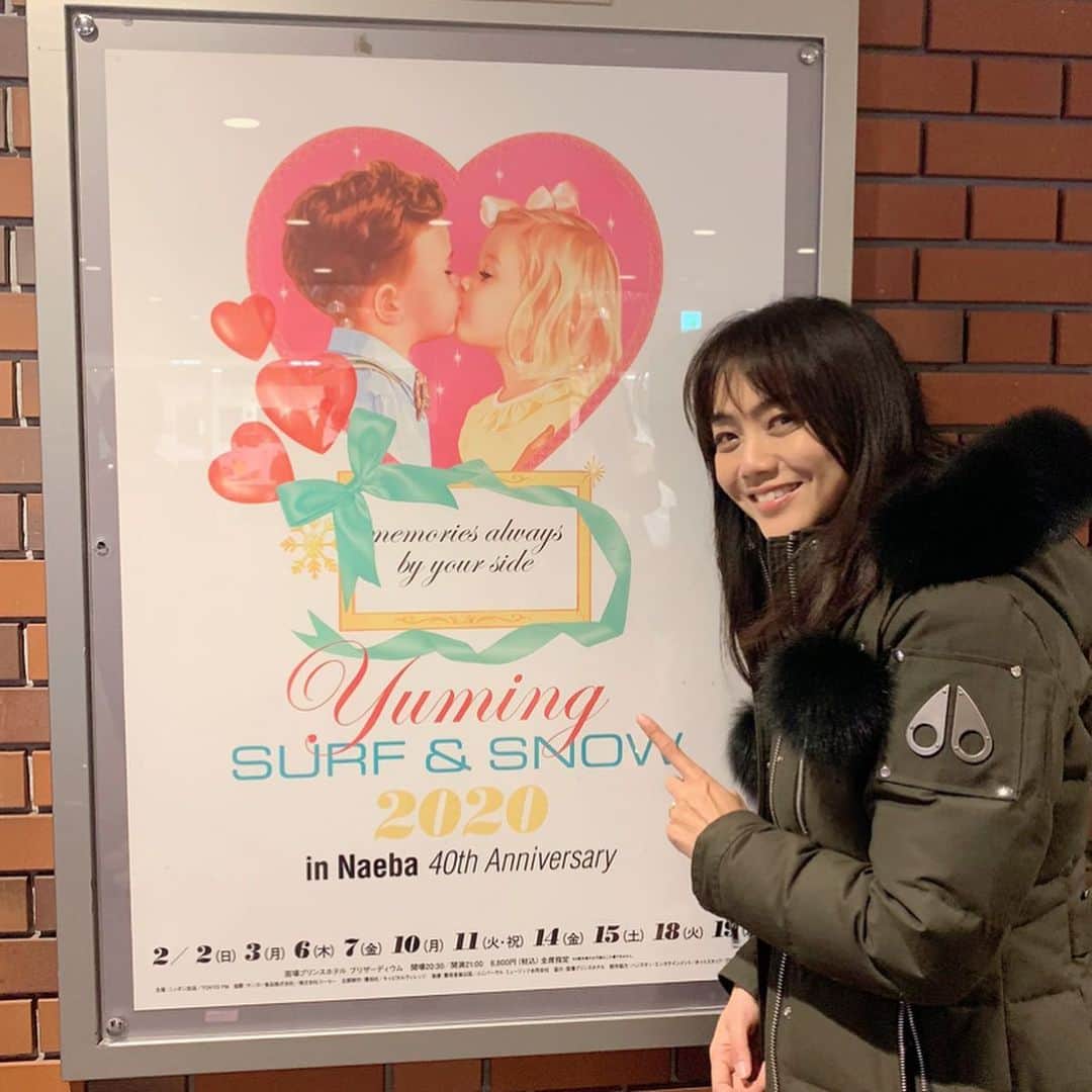 前田典子さんのインスタグラム写真 - (前田典子Instagram)「今年も　 #ユーミン苗場 ⛷ #surf&snow in NAEBA へ @yuming_official  今年で40th🎉 #おめでとうございます🎉 セトリは40thの苗場😆  2月2日の ライブ初日に行ってきました #松任谷由実　様　 #ユーミンの　パワフルなステージ #素晴らしい👏 #合唱　 #泣いたり、笑ったり、懐かしんだり  #希望と勇気をもらえる #苗場はユーミンの聖地 #ユーミン参り🙏 私は今年で苗場6回目  40年前に苗場でライブをしましょう❗️と 発案した澤田さん 当時は大学生で松任谷ご夫婦のお宅によく遊びに行き、ユーミンの手料理を馳走によくなったと言う #エピソード　 #現在は ファミマの社長 ユニクロのフリースをユーミンに着せてユニクロをおしゃれに有名にした方です😊  昨夜はリクエストコーナーで澤田さんが登壇され、卒業写真をリクエストするも自身が熱唱、フルコーラスで😆ユーミンのハモリんあり👏👏👏 #あなたは私の青春そのもの #感動 #ウルっとしちゃいました　😭  #声援をおくる社員😂 その1  #楽しかった❤️ #来年も絶対に行きたし #松任谷正隆　さん　#天才❣️ #ライブ三昧2020」2月3日 21時08分 - maenorichang