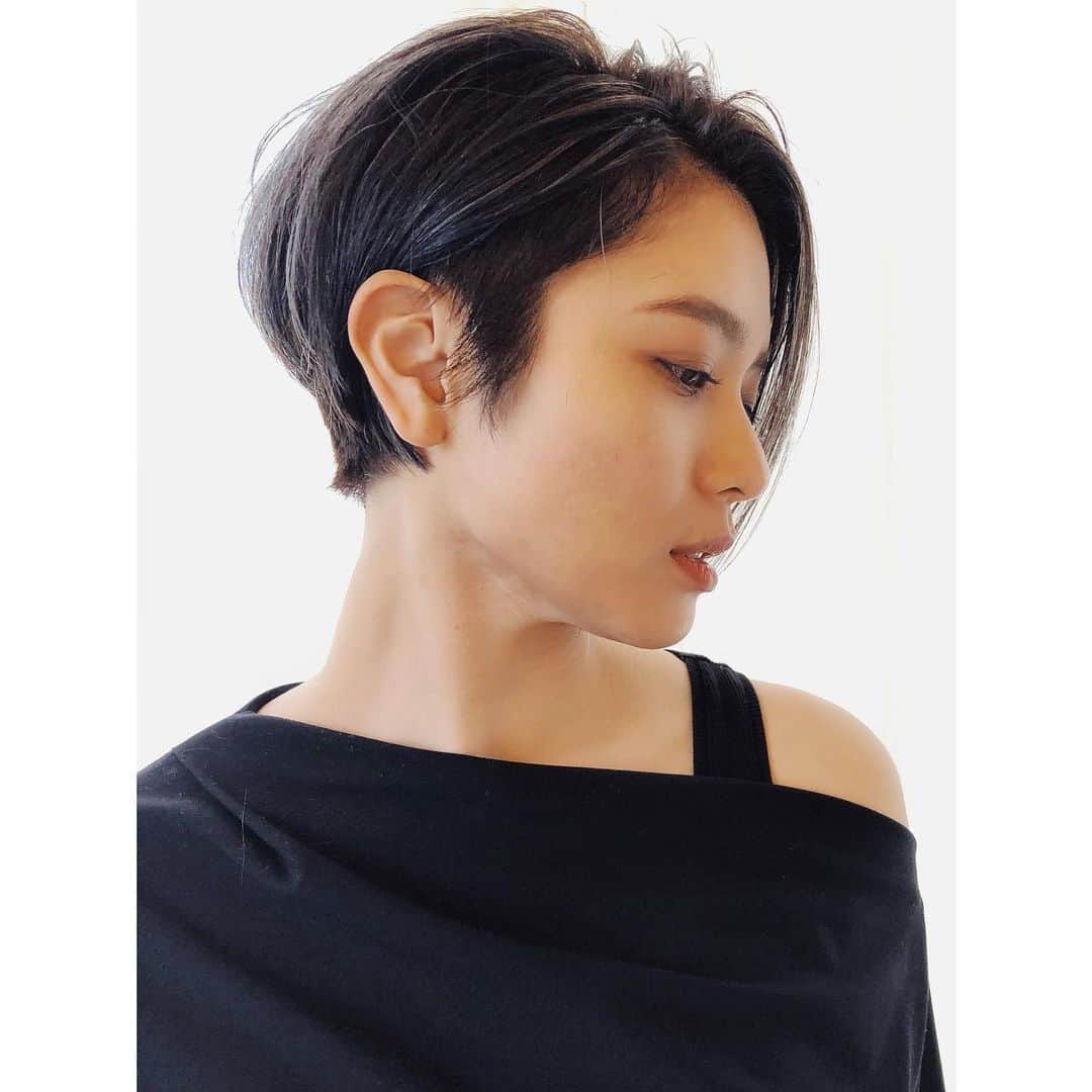 金城優華のインスタグラム：「おフェロショートの反対側﻿ ﻿ ﻿ ﻿ #金城優華﻿ ﻿ #15年ぶりのショートヘア﻿ #キナショート﻿ #ショートで色気出せるようにしたい  #ショート #ツーブロック #おフェロ」