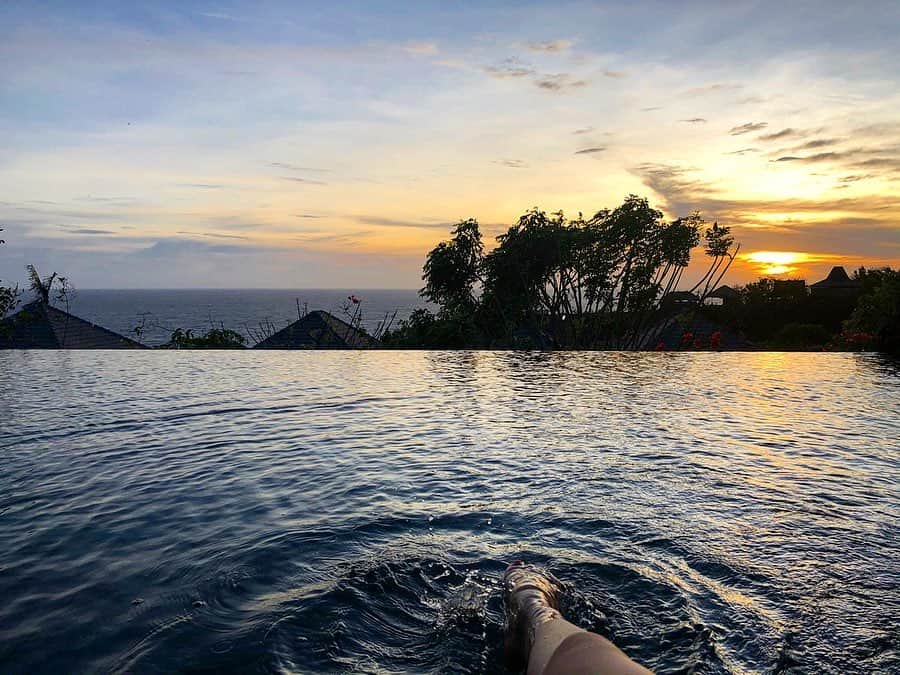 cieltripさんのインスタグラム写真 - (cieltripInstagram)「お部屋のプールが素敵過ぎて、これは引きこもってしまいます😍しかも寝室からプールにダイレクトアクセス！サンセット眺めながら、バタ足運動してました。 ジャグジーが温水なので夜も楽しめて👌 #ホテルプール #バンヤンツリー  #ungasan #banyantree #banyantreebali #banyantreehotel #ラグジュアリーホテル #バリ島旅行 #サンセット #スイートルーム #ホテルステイ #ジャグジー  #オーシャンビュー #女一人旅」2月3日 21時27分 - cieltrip