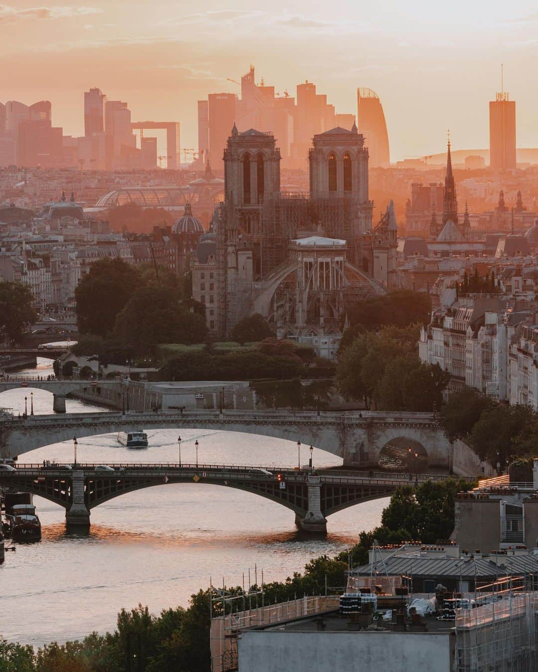 Putri Anindyaのインスタグラム：「Paris Skyline 🌇 // another throwback from last July where I got an incredible chance to shoot Paris from the rooftop @cyparisgdl with a beautiful 100-400mm sony GM lens that I borrowed from @selection_photo .  I know how instagram compressed the photo after 24 hours posting or when you put into a carousel. for this one, I made it as a single post so you can zoom in it and see the incredible details of this city in the sunset.  Let’s play the game, could you name minimum 1 popular/landmark buildings in this photo?  Clue : there are more than 5 landmarks buildings here 💗  Bonus : if you could name 5 landmarks here I’ll post best pict of yours in my story!」
