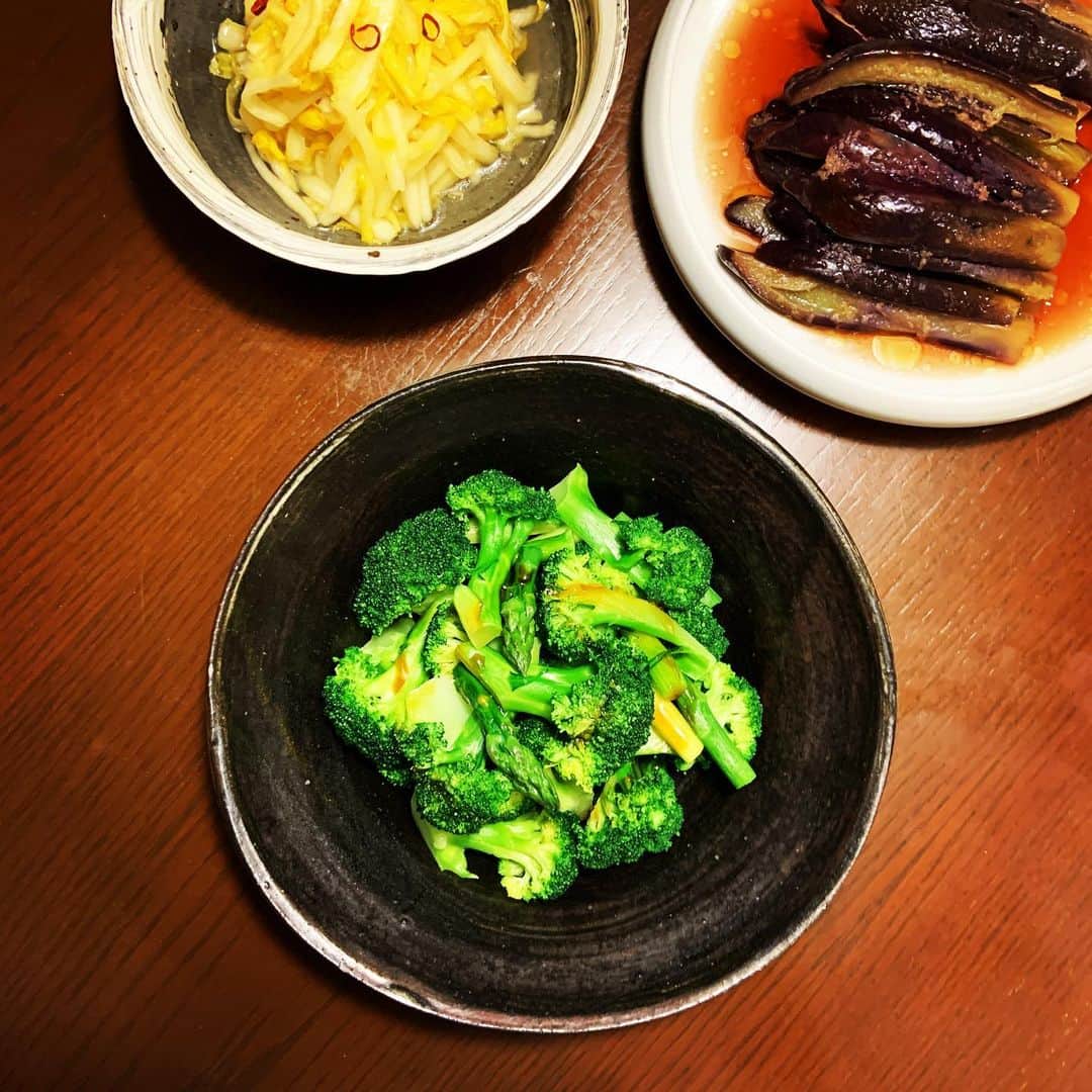のインスタグラム：「今夜は野菜多めの中華。ブロッコリーとアスパラのオイスターソースお浸しに蒸し茄子の生姜酢醤油、オレンジ白菜なるものを見つけたので、即席の辣白菜（ピリ辛甘酢漬け） とりあえずこれを食べていてもらう。ブロッコリーを茹でる際にはお湯に米油や太白胡麻油と顆粒のチキンスープの素を少々。小房に分けてから塩を振って絡めてから茹でると下味がついて美味しい。」