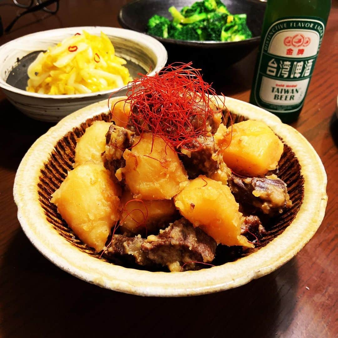 のインスタグラム：「オイスターソース風味の中華風肉じゃが。本来はカルビの塊を切って使うところを、今日はカレー用の牛角切りで。圧力鍋で煮込んだら、3分で柔らかくなった。最後は煮汁を煮飛ばして胡麻油垂らしてコッテリと。塊肉だから食べ応えあり。 #白めしにめちゃくちゃ合うやつ #中華風肉じゃが #カレー用牛肉」