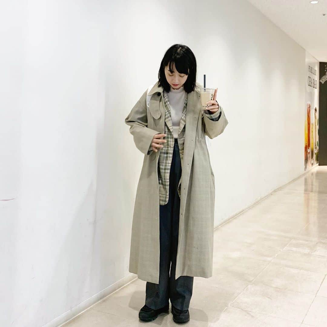 小川暖奈のインスタグラム：「中のチェックのジャケットは、ニューヨークで買った古着です。 （ニューヨークで買った古着って言葉かっこよすぎない？） . リブニット・タックワイドパンツ・チェックコート全て @andronlineshop . このコート春物だけど、メンズも着れるオーバーサイズなので今の時期は中に着込んで着てます🦢 #andR #小川がセレクトしたやつ  #このワイドパンツハイウエストで脚長く見えるんだよ！」