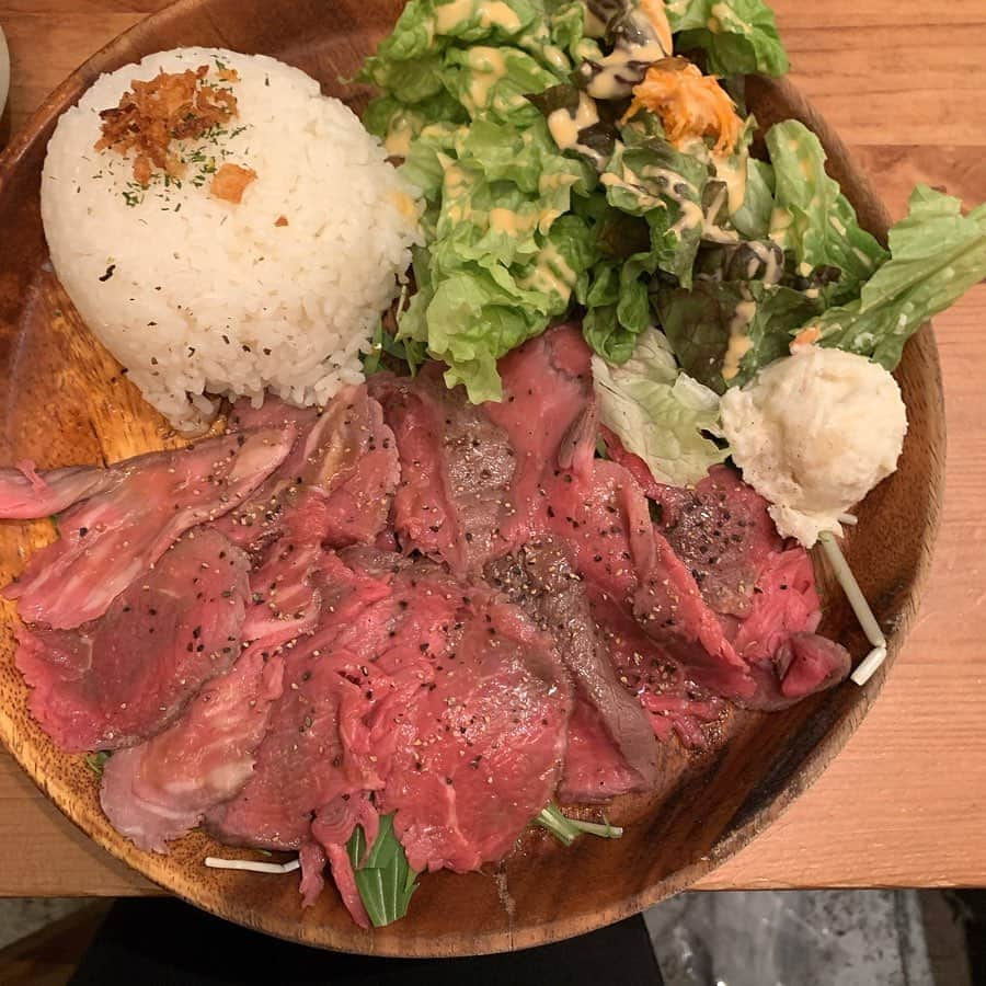 りょうくんグルメさんのインスタグラム写真 - (りょうくんグルメInstagram)「【下北沢　Lani cafe&bar】 コスパ良しの下北沢の隠れ家カフェ🤤 ㅤㅤㅤㅤㅤㅤㅤㅤㅤㅤㅤㅤㅤ 🏠#下北沢　#lanicafe 🚶‍♂️下北沢駅徒歩2分 📖ローストビーフプレート(¥1000+tax)×2 ㅤㅤㅤㅤㅤㅤㅤㅤㅤㅤㅤㅤㅤ 大人気のlanicafe！ ㅤㅤㅤㅤㅤㅤㅤㅤㅤㅤㅤㅤㅤ  下北沢で食べ物検索すると絶対出てくるやつ。 インスタで一番出てくるかもしれん。 ㅤㅤㅤㅤㅤㅤㅤㅤㅤㅤㅤㅤㅤ ローストビーフプレートはにんにくの効いたソースが美味しい。お肉たっぷり。サラダもたっぷり。 ㅤㅤㅤㅤㅤㅤㅤㅤㅤㅤㅤㅤㅤ コスパよすぎ メニュー表よりもボリュームある 逆プリクラ ㅤㅤㅤㅤㅤㅤㅤㅤㅤㅤㅤㅤㅤ ランチが6種類あって11:30〜18:00までやってる 800円のバターチキンカレーと1000円のローストビーフプレートが人気。 ㅤㅤㅤㅤㅤㅤㅤㅤㅤㅤㅤㅤㅤ ㅤㅤㅤㅤㅤㅤㅤㅤㅤㅤㅤㅤㅤ 洞窟みたいで中は広くない。 テーブル三つにあとカウンター席。 ㅤㅤㅤㅤㅤㅤㅤㅤㅤㅤㅤㅤㅤ 夜はバー ㅤㅤㅤㅤㅤㅤㅤㅤㅤㅤㅤㅤㅤ 下北のカフェ飯と言えばここ。 店員さんも親切。 ランチ18時までって神ですか？ ㅤㅤㅤㅤㅤㅤㅤㅤㅤㅤㅤㅤㅤ 東京都世田谷区北沢2-19-17 サザン石井ビル B1F  lunch time11:30〜18:00 bar time 18:00〜翌1:00」2月3日 21時33分 - uryo1113