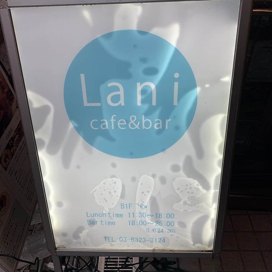 りょうくんグルメさんのインスタグラム写真 - (りょうくんグルメInstagram)「【下北沢　Lani cafe&bar】 コスパ良しの下北沢の隠れ家カフェ🤤 ㅤㅤㅤㅤㅤㅤㅤㅤㅤㅤㅤㅤㅤ 🏠#下北沢　#lanicafe 🚶‍♂️下北沢駅徒歩2分 📖ローストビーフプレート(¥1000+tax)×2 ㅤㅤㅤㅤㅤㅤㅤㅤㅤㅤㅤㅤㅤ 大人気のlanicafe！ ㅤㅤㅤㅤㅤㅤㅤㅤㅤㅤㅤㅤㅤ  下北沢で食べ物検索すると絶対出てくるやつ。 インスタで一番出てくるかもしれん。 ㅤㅤㅤㅤㅤㅤㅤㅤㅤㅤㅤㅤㅤ ローストビーフプレートはにんにくの効いたソースが美味しい。お肉たっぷり。サラダもたっぷり。 ㅤㅤㅤㅤㅤㅤㅤㅤㅤㅤㅤㅤㅤ コスパよすぎ メニュー表よりもボリュームある 逆プリクラ ㅤㅤㅤㅤㅤㅤㅤㅤㅤㅤㅤㅤㅤ ランチが6種類あって11:30〜18:00までやってる 800円のバターチキンカレーと1000円のローストビーフプレートが人気。 ㅤㅤㅤㅤㅤㅤㅤㅤㅤㅤㅤㅤㅤ ㅤㅤㅤㅤㅤㅤㅤㅤㅤㅤㅤㅤㅤ 洞窟みたいで中は広くない。 テーブル三つにあとカウンター席。 ㅤㅤㅤㅤㅤㅤㅤㅤㅤㅤㅤㅤㅤ 夜はバー ㅤㅤㅤㅤㅤㅤㅤㅤㅤㅤㅤㅤㅤ 下北のカフェ飯と言えばここ。 店員さんも親切。 ランチ18時までって神ですか？ ㅤㅤㅤㅤㅤㅤㅤㅤㅤㅤㅤㅤㅤ 東京都世田谷区北沢2-19-17 サザン石井ビル B1F  lunch time11:30〜18:00 bar time 18:00〜翌1:00」2月3日 21時33分 - uryo1113