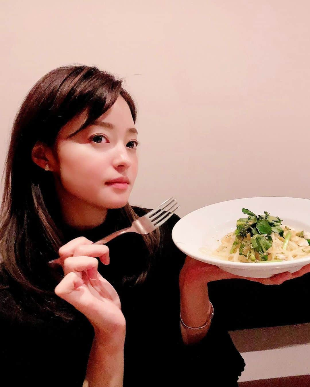 小林涼子さんのインスタグラム写真 - (小林涼子Instagram)「. 朝から焼き芋食べて パスタたべて おにぎり食べて 恵方巻食べた（←今ココ） 今日はチートディって事にしとくね 🤤 福は内 福は家 福はウチ 👹 #チートディ #焼き芋 #パスタ #恵方巻き #節分 #福は内 #setubun #japanesefood #japaneseseasonalevent #february #cheatday」2月3日 21時34分 - ryoko_kobayashi_ryoko