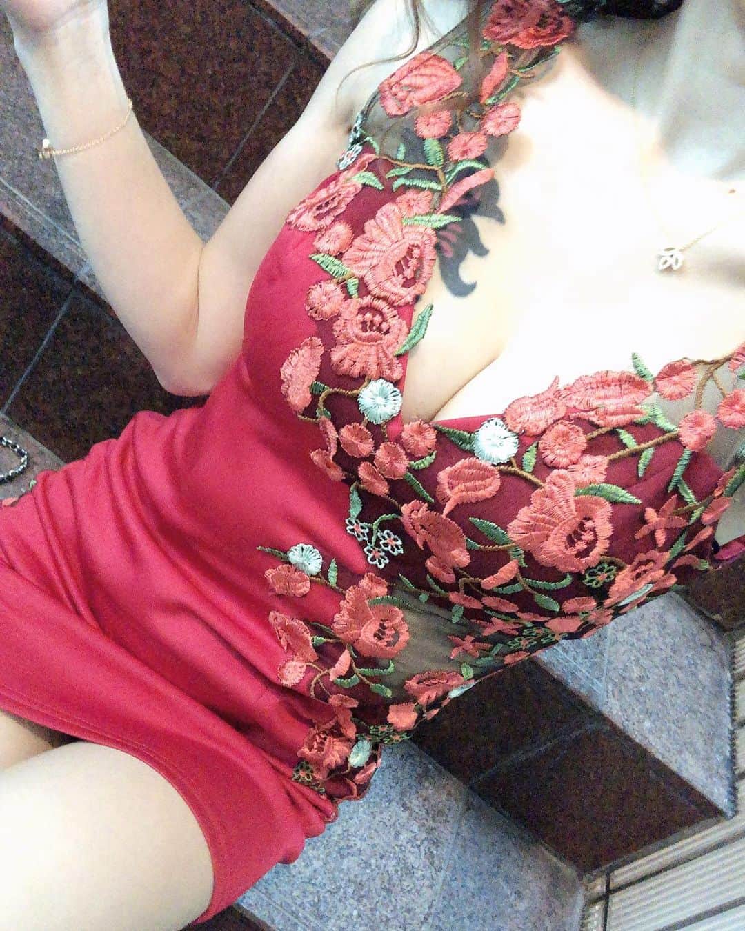 のインスタグラム：「👗❤ #歌舞伎町キャバ嬢 #angelr #followｍe #薔薇 #豪華 #赤ドレス #バレンタイン #ミニドレス #tatto #harrywinston #cartier #アクセサリー」