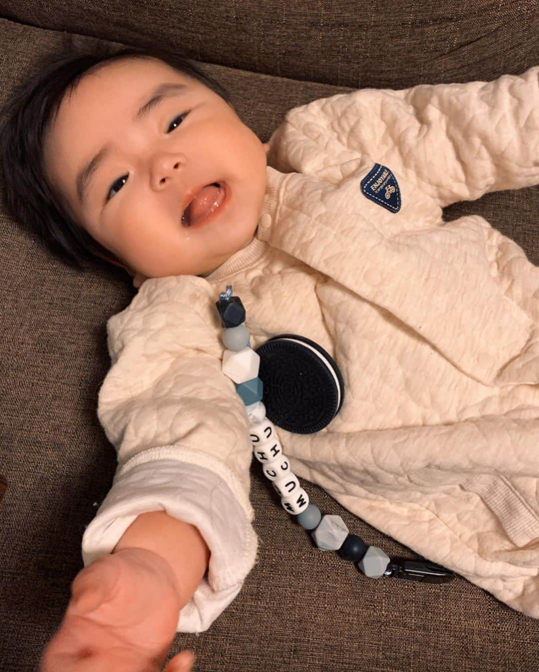 JESSY.Uさんのインスタグラム写真 - (JESSY.UInstagram)「やほー！久しぶりの更新🥱・ ・ ・ すっかりおおきくなった👶 昨日から離乳食がはじまったよー👶 全部口から出しちゃうよー🥺w ・ ・ @record_ftb  の歯固め❤️をプレゼントしてみた🎁 ・  名前や好きな言葉もいれられて デザインめっちゃかわいい 手触り優しくて、べびもお気に入り🤤🌼 べろべろしてる笑 ・ まだあんまり噛むってことは覚えてないけど これから大活躍してくれそう👶💕 ・ ・ 贈り物にもおすすめです🎁 ・ #歯固め #離乳食デビュー  #生後5ヶ月 #生後5ヶ月半 #赤ちゃん #新米ママ #ママスタグラム #ママリ #オレオ #おもちゃ #アクセサリー #新米ママ #乳児 #帝王切開」2月3日 21時39分 - dj_jessy_u